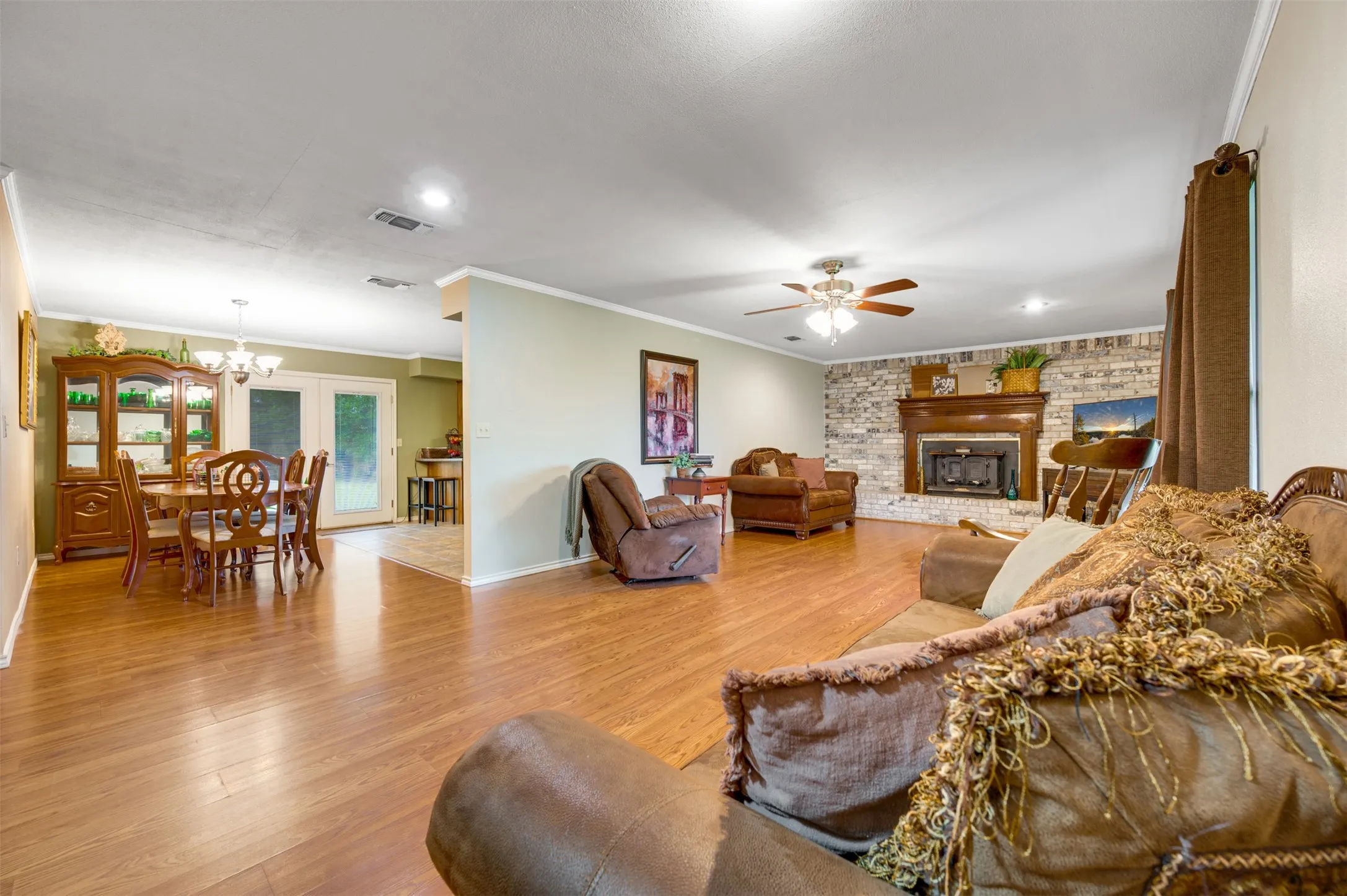 Single Family Residence For Sale in Franklin (TX) County , 1535 US Highway 67 E, Mount Vernon, Texas 75457, 3 Bedroom, 2 Bathroom, Garage spaces, 2,283 Sqft, built in 1982, mls#21313545, Real Estate Agent in Mount Vernon, Homes For Sale in Franklin (TX) county, Homes For Sale in Mount Vernon, Realtor in Mount Vernon Texas, Real Estate Brokerage Independent Realty Texas, Luminita Cordes Realtor