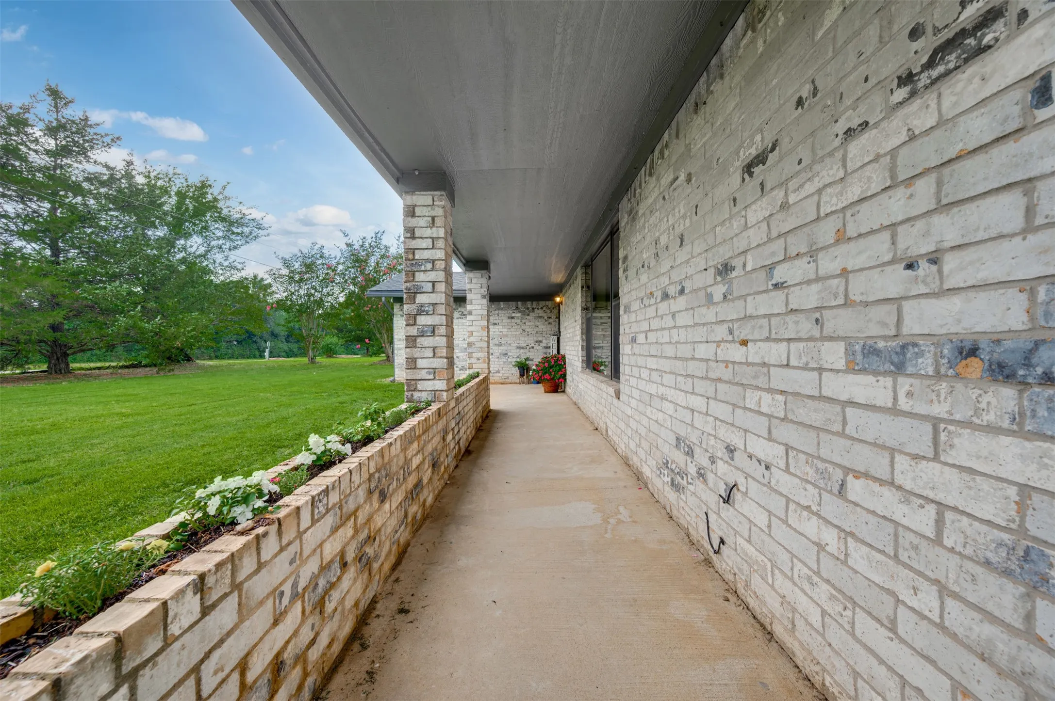Single Family Residence For Sale in Franklin (TX) County , 1535 US Highway 67 E, Mount Vernon, Texas 75457, 3 Bedroom, 2 Bathroom, Garage spaces, 2,283 Sqft, built in 1982, mls#21313545, Real Estate Agent in Mount Vernon, Homes For Sale in Franklin (TX) county, Homes For Sale in Mount Vernon, Realtor in Mount Vernon Texas, Real Estate Brokerage Independent Realty Texas, Luminita Cordes Realtor