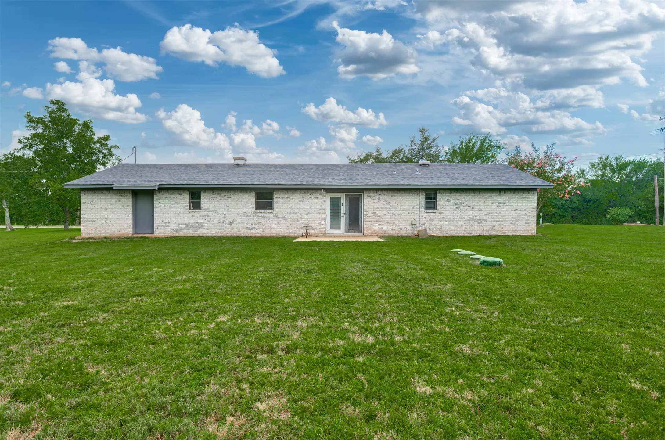Single Family Residence For Sale in Franklin (TX) County , 1535 US Highway 67 E, Mount Vernon, Texas 75457, 3 Bedroom, 2 Bathroom, Garage spaces, 2,283 Sqft, built in 1982, mls#21313545, Real Estate Agent in Mount Vernon, Homes For Sale in Franklin (TX) county, Homes For Sale in Mount Vernon, Realtor in Mount Vernon Texas, Real Estate Brokerage Independent Realty Texas, Luminita Cordes Realtor