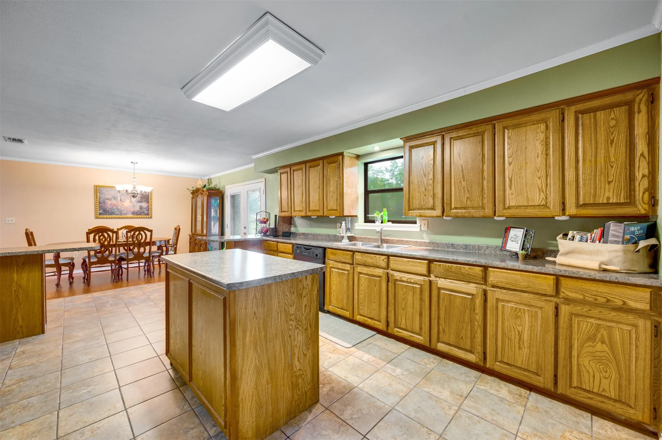 Single Family Residence For Sale in Franklin (TX) County , 1535 US Highway 67 E, Mount Vernon, Texas 75457, 3 Bedroom, 2 Bathroom, Garage spaces, 2,283 Sqft, built in 1982, mls#21313545, Real Estate Agent in Mount Vernon, Homes For Sale in Franklin (TX) county, Homes For Sale in Mount Vernon, Realtor in Mount Vernon Texas, Real Estate Brokerage Independent Realty Texas, Luminita Cordes Realtor