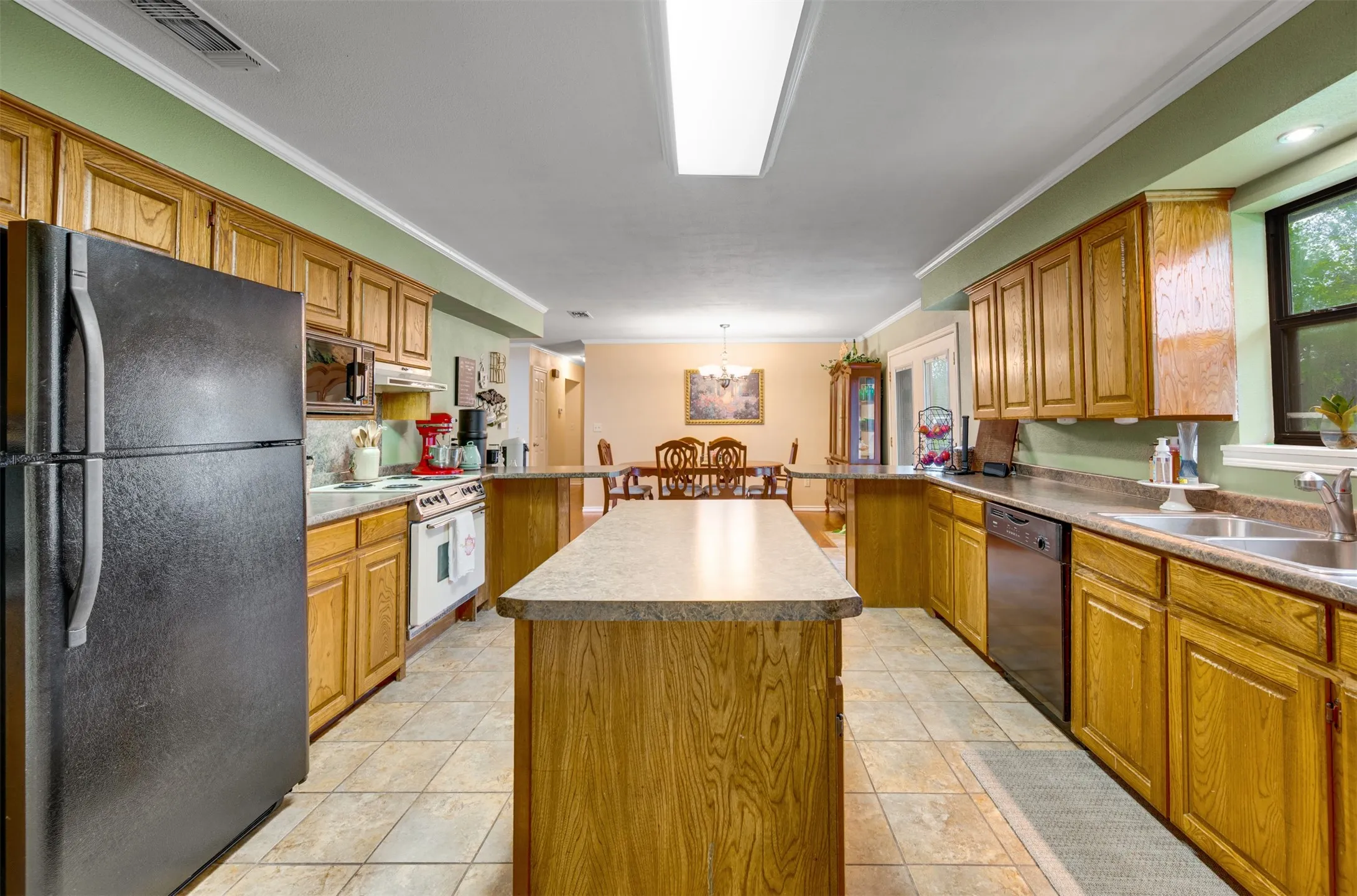 Single Family Residence For Sale in Franklin (TX) County , 1535 US Highway 67 E, Mount Vernon, Texas 75457, 3 Bedroom, 2 Bathroom, Garage spaces, 2,283 Sqft, built in 1982, mls#21313545, Real Estate Agent in Mount Vernon, Homes For Sale in Franklin (TX) county, Homes For Sale in Mount Vernon, Realtor in Mount Vernon Texas, Real Estate Brokerage Independent Realty Texas, Luminita Cordes Realtor