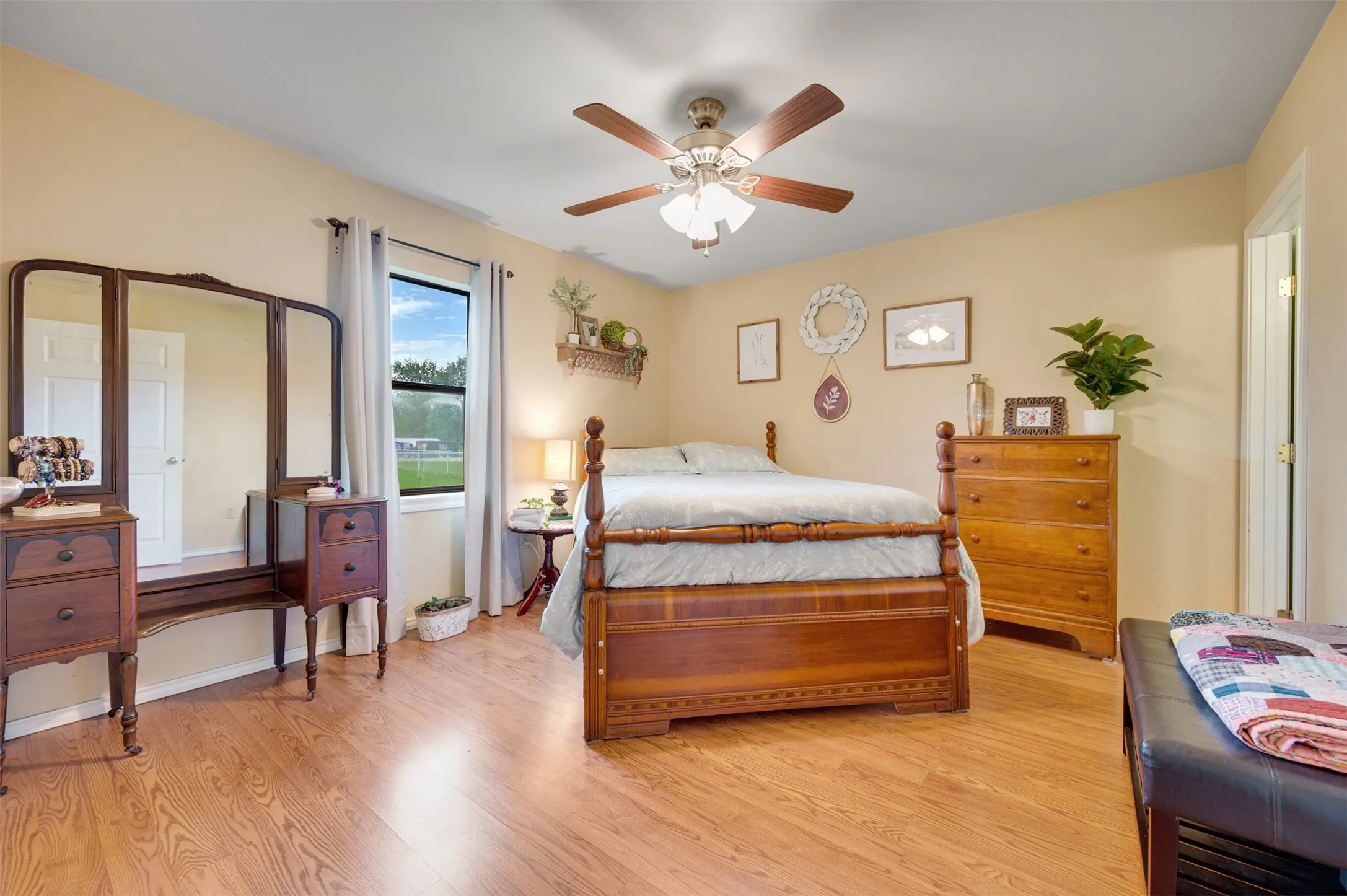 Single Family Residence For Sale in Franklin (TX) County , 1535 US Highway 67 E, Mount Vernon, Texas 75457, 3 Bedroom, 2 Bathroom, Garage spaces, 2,283 Sqft, built in 1982, mls#21313545, Real Estate Agent in Mount Vernon, Homes For Sale in Franklin (TX) county, Homes For Sale in Mount Vernon, Realtor in Mount Vernon Texas, Real Estate Brokerage Independent Realty Texas, Luminita Cordes Realtor