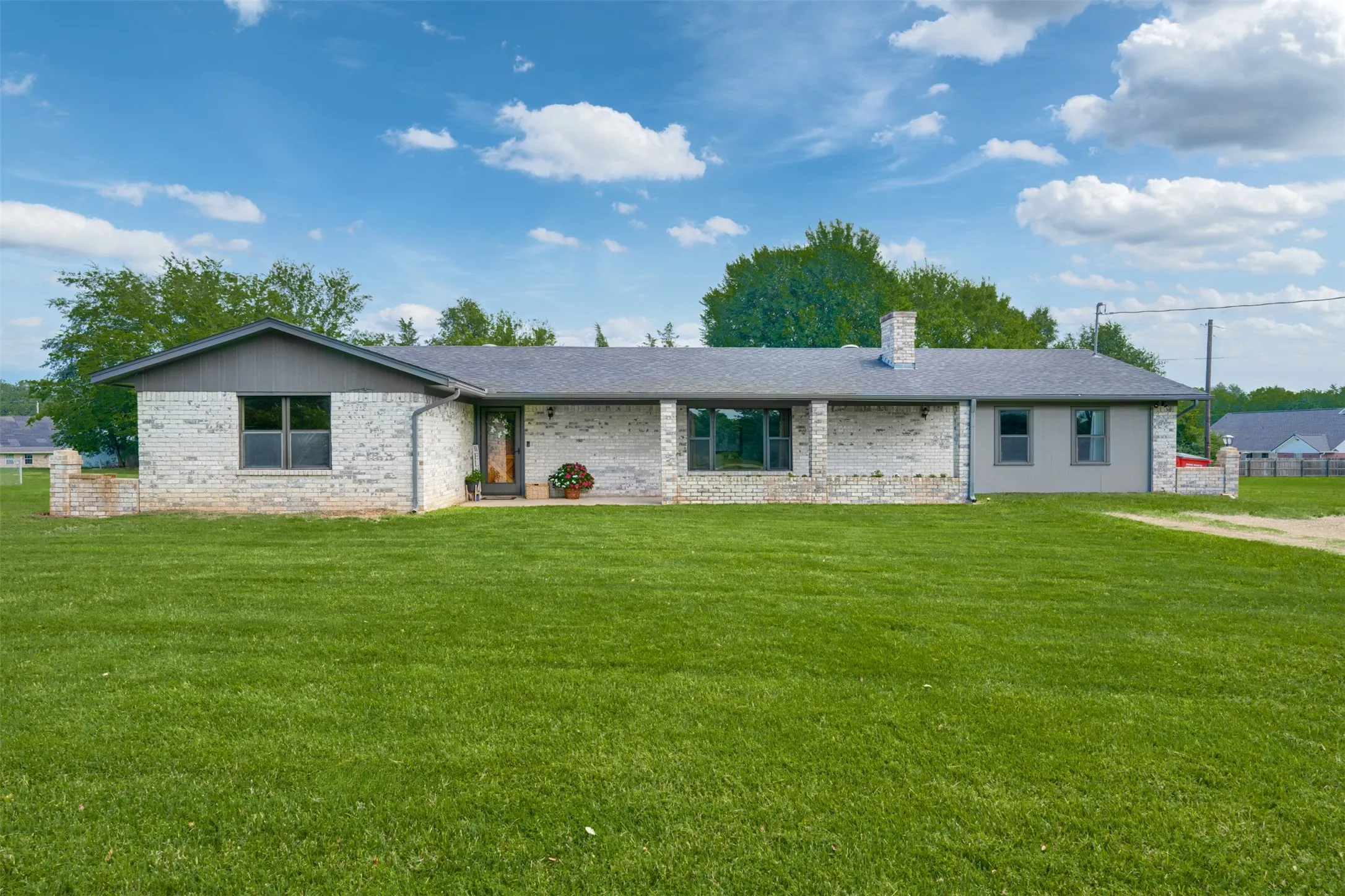 Single Family Residence For Sale in Franklin (TX) County , 1535 US Highway 67 E, Mount Vernon, Texas 75457, 3 Bedroom, 2 Bathroom, Garage spaces, 2,283 Sqft, built in 1982, mls#21313545, Real Estate Agent in Mount Vernon, Homes For Sale in Franklin (TX) county, Homes For Sale in Mount Vernon, Realtor in Mount Vernon Texas, Real Estate Brokerage Independent Realty Texas, Luminita Cordes Realtor