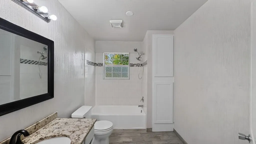 Single Family Residence For Sale in Hunt County , 702 N US Highway 69, Celeste, Texas 75423, 2 Bedroom, 2 Bathroom, 2 Garage spaces, 1,665 Sqft, built in 1948, mls#21313559, Real Estate Agent in Celeste, Homes For Sale in Hunt county, Homes For Sale in Celeste, Realtor in Celeste Texas, Real Estate Brokerage Independent Realty Texas, Luminita Cordes Realtor