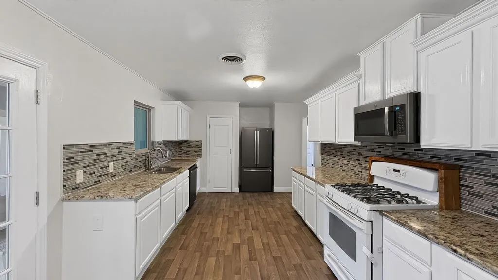 Single Family Residence For Sale in Hunt County , 702 N US Highway 69, Celeste, Texas 75423, 2 Bedroom, 2 Bathroom, 2 Garage spaces, 1,665 Sqft, built in 1948, mls#21313559, Real Estate Agent in Celeste, Homes For Sale in Hunt county, Homes For Sale in Celeste, Realtor in Celeste Texas, Real Estate Brokerage Independent Realty Texas, Luminita Cordes Realtor