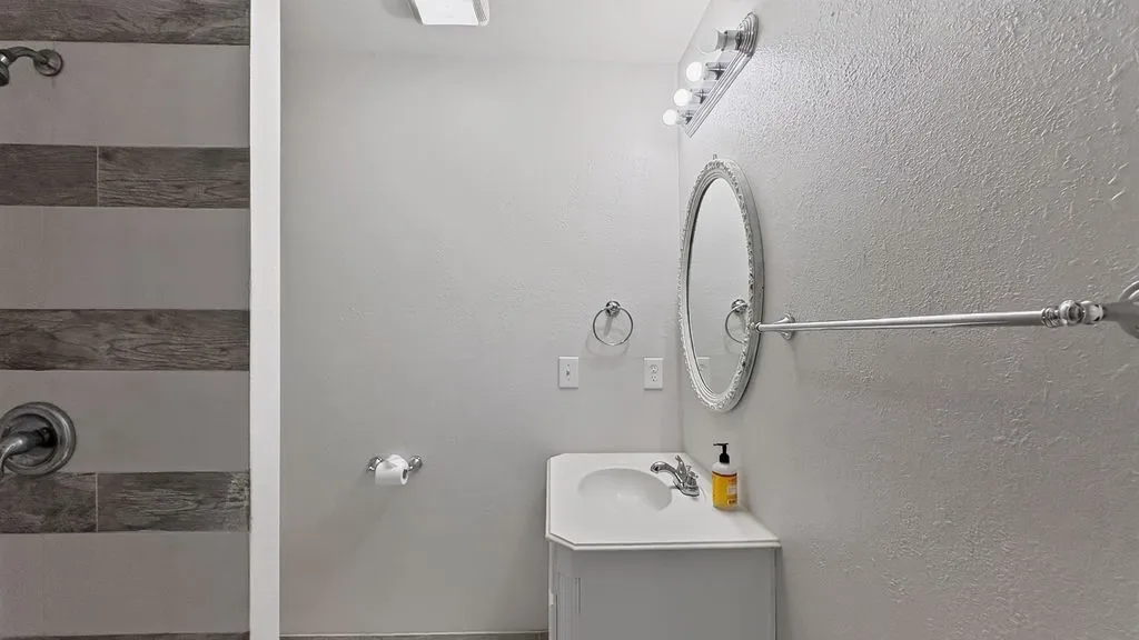 Single Family Residence For Sale in Hunt County , 702 N US Highway 69, Celeste, Texas 75423, 2 Bedroom, 2 Bathroom, 2 Garage spaces, 1,665 Sqft, built in 1948, mls#21313559, Real Estate Agent in Celeste, Homes For Sale in Hunt county, Homes For Sale in Celeste, Realtor in Celeste Texas, Real Estate Brokerage Independent Realty Texas, Luminita Cordes Realtor