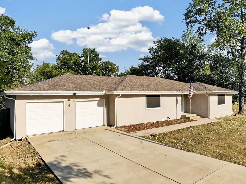 Single Family Residence For Sale in Hunt County , 702 N US Highway 69, Celeste, Texas 75423, 2 Bedroom, 2 Bathroom, 2 Garage spaces, 1,665 Sqft, built in 1948, mls#21313559, Real Estate Agent in Celeste, Homes For Sale in Hunt county, Homes For Sale in Celeste, Realtor in Celeste Texas, Real Estate Brokerage Independent Realty Texas, Luminita Cordes Realtor