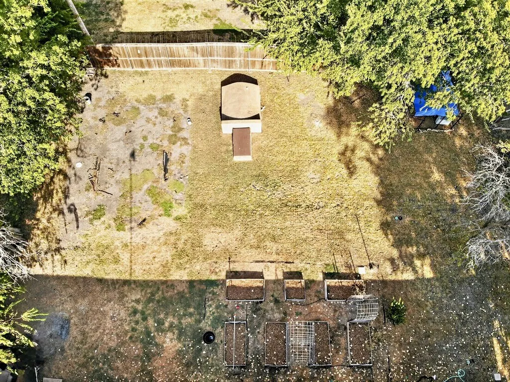 Single Family Residence For Sale in Hunt County , 702 N US Highway 69, Celeste, Texas 75423, 2 Bedroom, 2 Bathroom, 2 Garage spaces, 1,665 Sqft, built in 1948, mls#21313559, Real Estate Agent in Celeste, Homes For Sale in Hunt county, Homes For Sale in Celeste, Realtor in Celeste Texas, Real Estate Brokerage Independent Realty Texas, Luminita Cordes Realtor