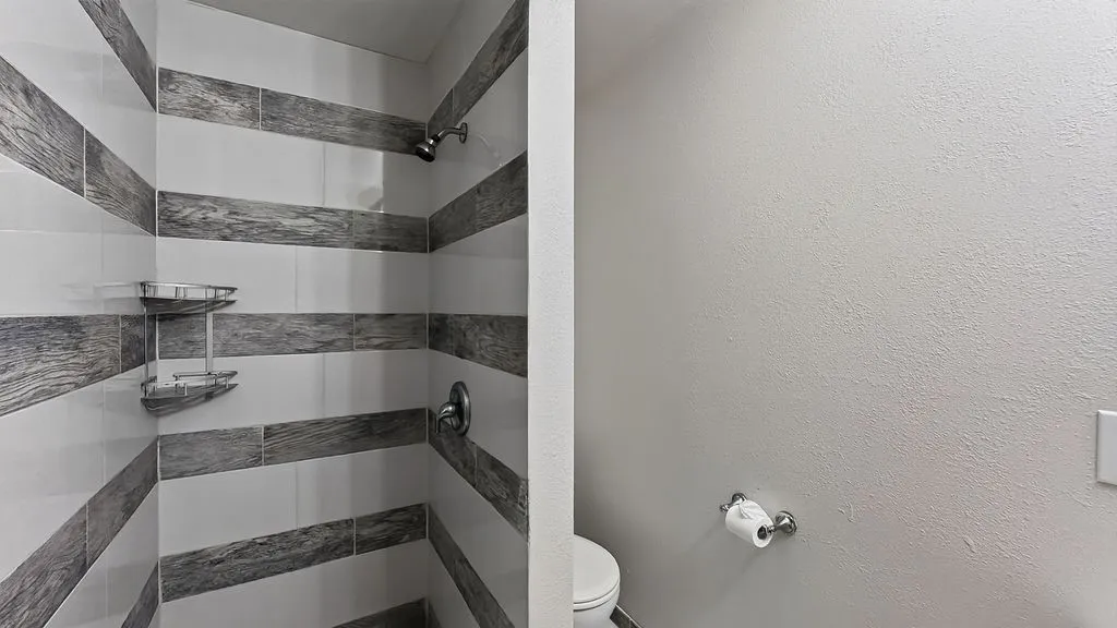 Single Family Residence For Sale in Hunt County , 702 N US Highway 69, Celeste, Texas 75423, 2 Bedroom, 2 Bathroom, 2 Garage spaces, 1,665 Sqft, built in 1948, mls#21313559, Real Estate Agent in Celeste, Homes For Sale in Hunt county, Homes For Sale in Celeste, Realtor in Celeste Texas, Real Estate Brokerage Independent Realty Texas, Luminita Cordes Realtor