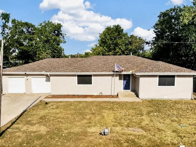 Single Family Residence For Sale in Hunt County , 702 N US Highway 69, Celeste, Texas 75423, 2 Bedroom, 2 Bathroom, 2 Garage spaces, 1,665 Sqft, built in 1948, mls#21313559, Real Estate Agent in Celeste, Homes For Sale in Hunt county, Homes For Sale in Celeste, Realtor in Celeste Texas, Real Estate Brokerage Independent Realty Texas, Luminita Cordes Realtor