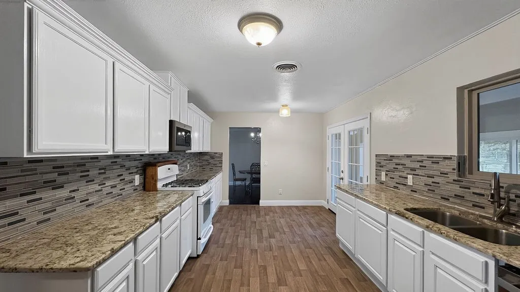 Single Family Residence For Sale in Hunt County , 702 N US Highway 69, Celeste, Texas 75423, 2 Bedroom, 2 Bathroom, 2 Garage spaces, 1,665 Sqft, built in 1948, mls#21313559, Real Estate Agent in Celeste, Homes For Sale in Hunt county, Homes For Sale in Celeste, Realtor in Celeste Texas, Real Estate Brokerage Independent Realty Texas, Luminita Cordes Realtor