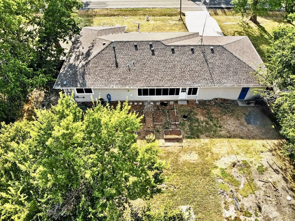 Single Family Residence For Sale in Hunt County , 702 N US Highway 69, Celeste, Texas 75423, 2 Bedroom, 2 Bathroom, 2 Garage spaces, 1,665 Sqft, built in 1948, mls#21313559, Real Estate Agent in Celeste, Homes For Sale in Hunt county, Homes For Sale in Celeste, Realtor in Celeste Texas, Real Estate Brokerage Independent Realty Texas, Luminita Cordes Realtor