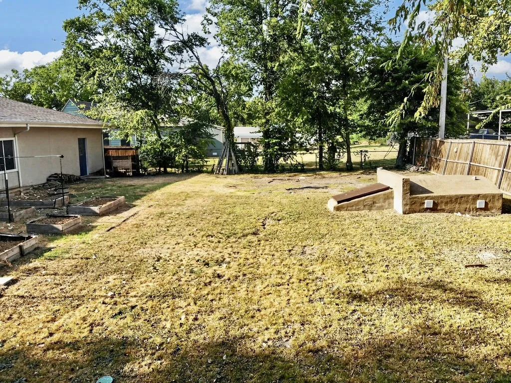 Single Family Residence For Sale in Hunt County , 702 N US Highway 69, Celeste, Texas 75423, 2 Bedroom, 2 Bathroom, 2 Garage spaces, 1,665 Sqft, built in 1948, mls#21313559, Real Estate Agent in Celeste, Homes For Sale in Hunt county, Homes For Sale in Celeste, Realtor in Celeste Texas, Real Estate Brokerage Independent Realty Texas, Luminita Cordes Realtor