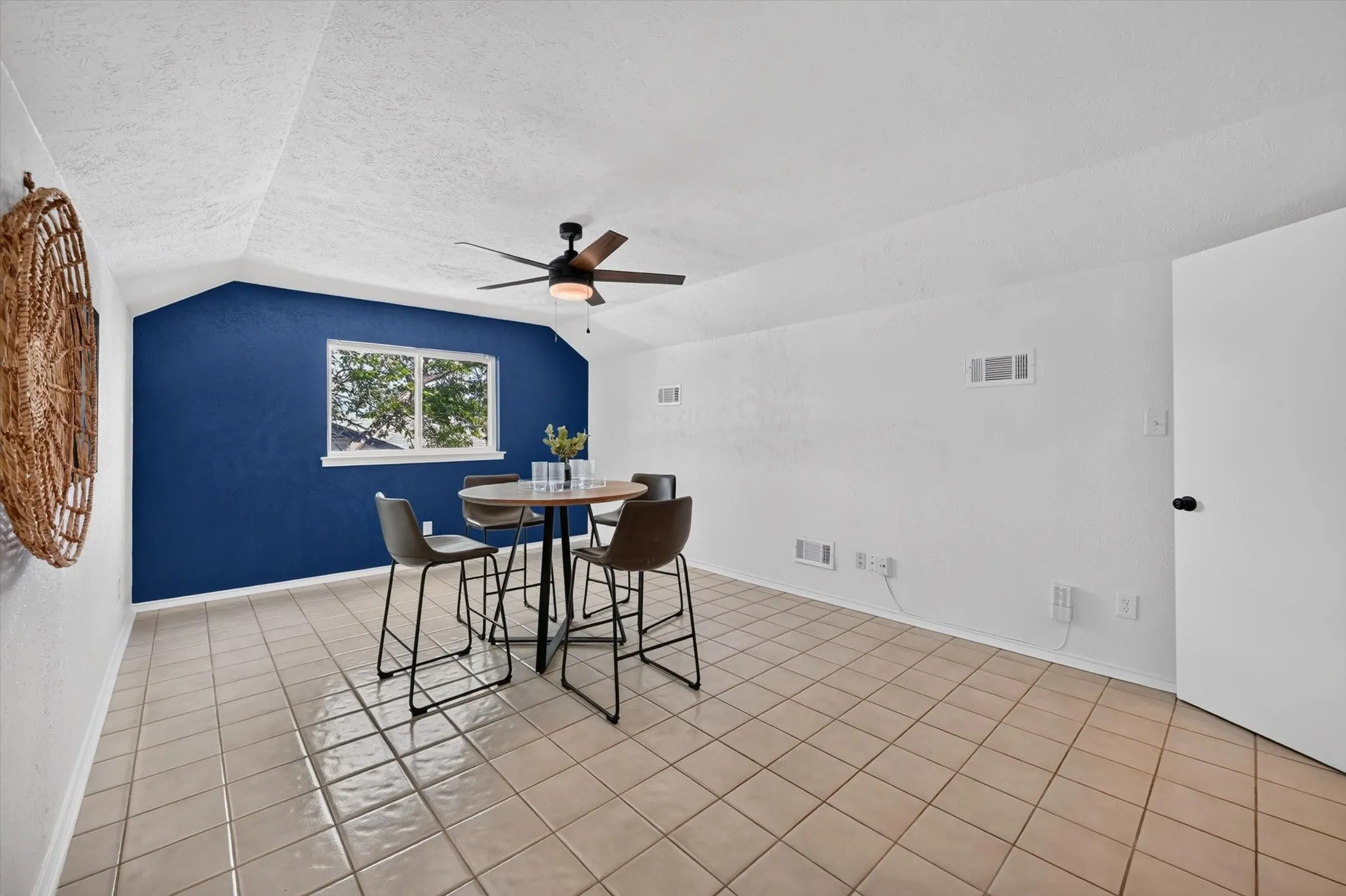 Single Family Residence For Sale in Dallas County , 1802 Rainbow Drive, Richardson, Texas 75081, 3 Bedroom, 2 Bathroom, 2 Garage spaces, 2,010 Sqft, built in 1971, mls#21312483, Real Estate Agent in Richardson, Homes For Sale in Dallas county, Homes For Sale in Richardson, Realtor in Richardson Texas, Real Estate Brokerage Independent Realty Texas, Luminita Cordes Realtor