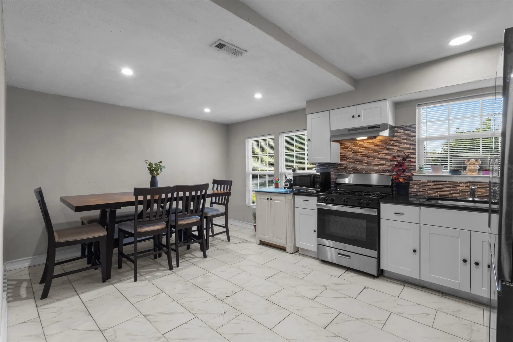 Single Family Residence For Sale in Dallas County , 1418 Briarwood Drive, Mesquite, Texas 75149, 3 Bedroom, 1 Bathroom, Garage spaces, 1,183 Sqft, built in 1969, mls#21313566, Real Estate Agent in Mesquite, Homes For Sale in Dallas county, Homes For Sale in Mesquite, Realtor in Mesquite Texas, Real Estate Brokerage Independent Realty Texas, Luminita Cordes Realtor