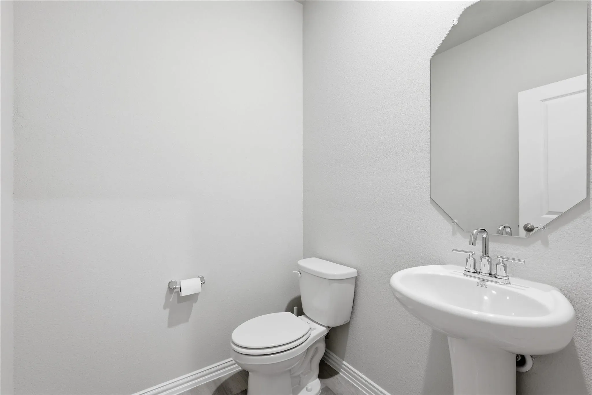Guest bathroom on 1st floor