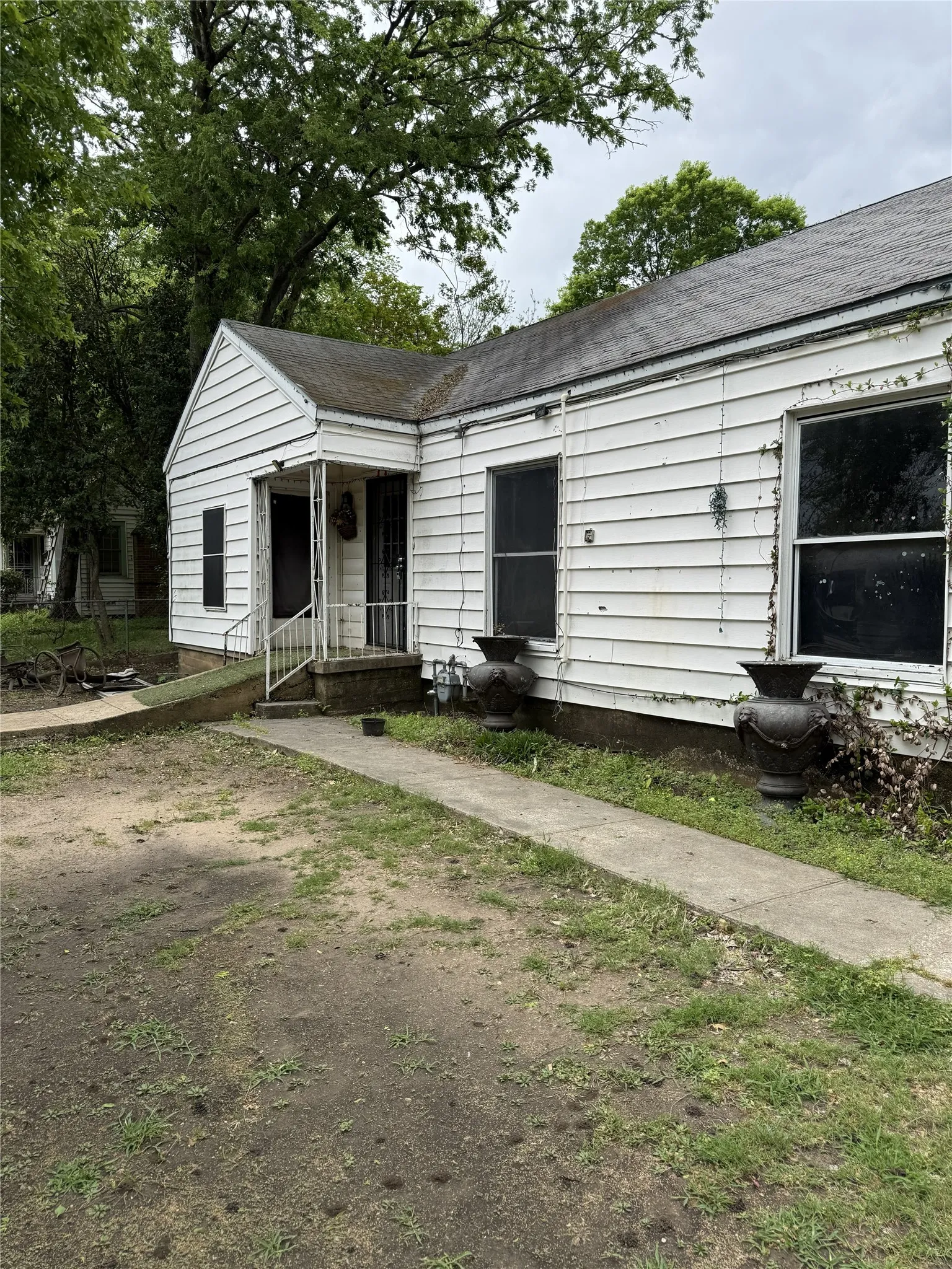 Single Family Residence For Sale in Dallas County , 3303 Pleasant Drive, Dallas, Texas 75227, 2 Bedroom, 1 Bathroom, Garage spaces, 1,452 Sqft, built in 1939, mls#21296550, Real Estate Agent in Dallas, Homes For Sale in Dallas county, Homes For Sale in Dallas, Realtor in Dallas Texas, Real Estate Brokerage Independent Realty Texas, Luminita Cordes Realtor