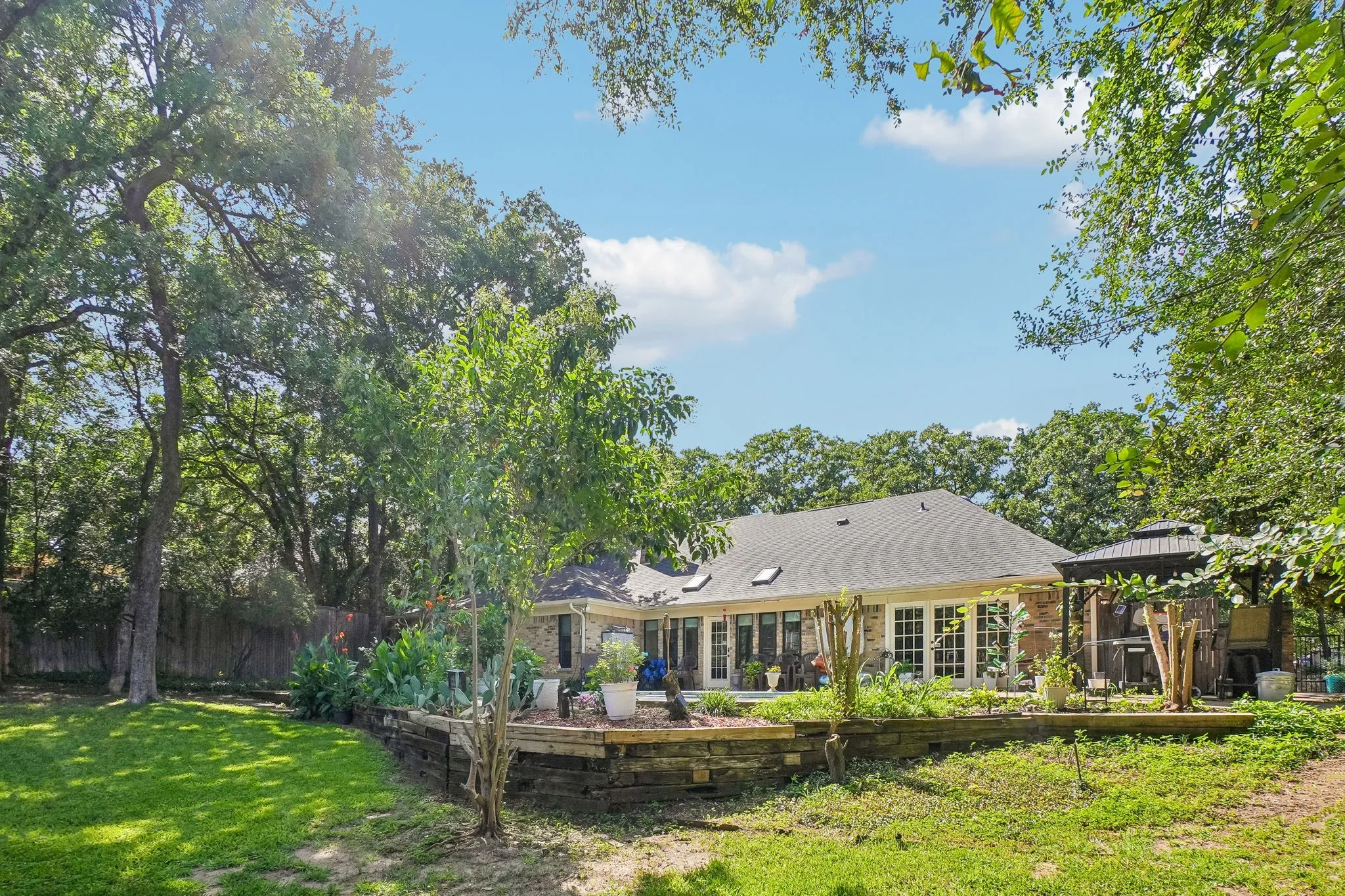 Single Family Residence For Sale in Tarrant County , 6102 Waterview Drive, Arlington, Texas 76016, 4 Bedroom, 3 Bathroom, 2 Garage spaces, 2,761 Sqft, built in 1978, mls#21311516, Real Estate Agent in Arlington, Homes For Sale in Tarrant county, Homes For Sale in Arlington, Realtor in Arlington Texas, Real Estate Brokerage Independent Realty Texas, Luminita Cordes Realtor