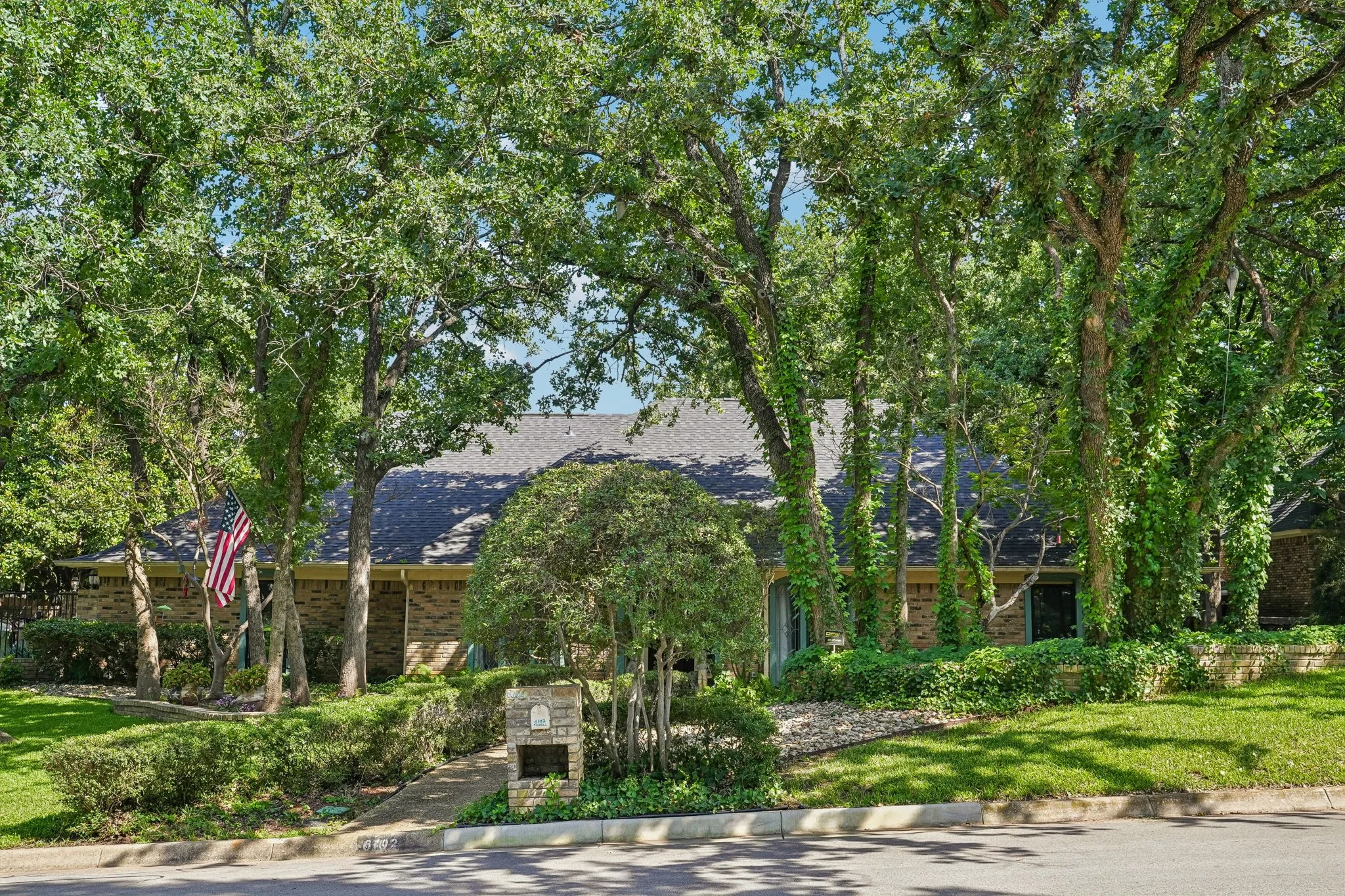 Single Family Residence For Sale in Tarrant County , 6102 Waterview Drive, Arlington, Texas 76016, 4 Bedroom, 3 Bathroom, 2 Garage spaces, 2,761 Sqft, built in 1978, mls#21311516, Real Estate Agent in Arlington, Homes For Sale in Tarrant county, Homes For Sale in Arlington, Realtor in Arlington Texas, Real Estate Brokerage Independent Realty Texas, Luminita Cordes Realtor