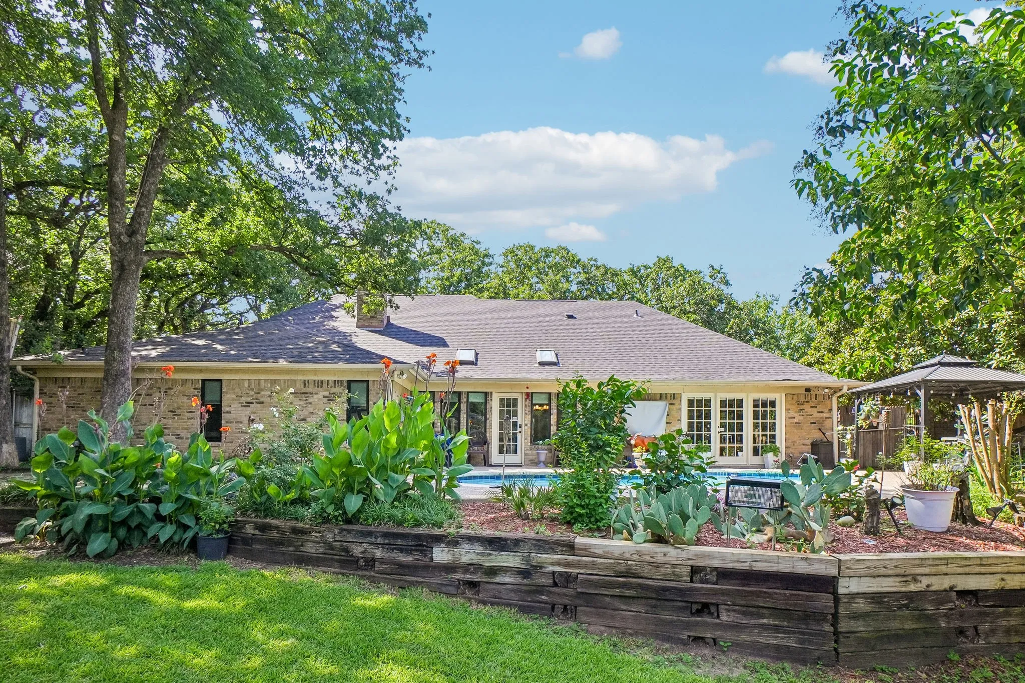 Single Family Residence For Sale in Tarrant County , 6102 Waterview Drive, Arlington, Texas 76016, 4 Bedroom, 3 Bathroom, 2 Garage spaces, 2,761 Sqft, built in 1978, mls#21311516, Real Estate Agent in Arlington, Homes For Sale in Tarrant county, Homes For Sale in Arlington, Realtor in Arlington Texas, Real Estate Brokerage Independent Realty Texas, Luminita Cordes Realtor