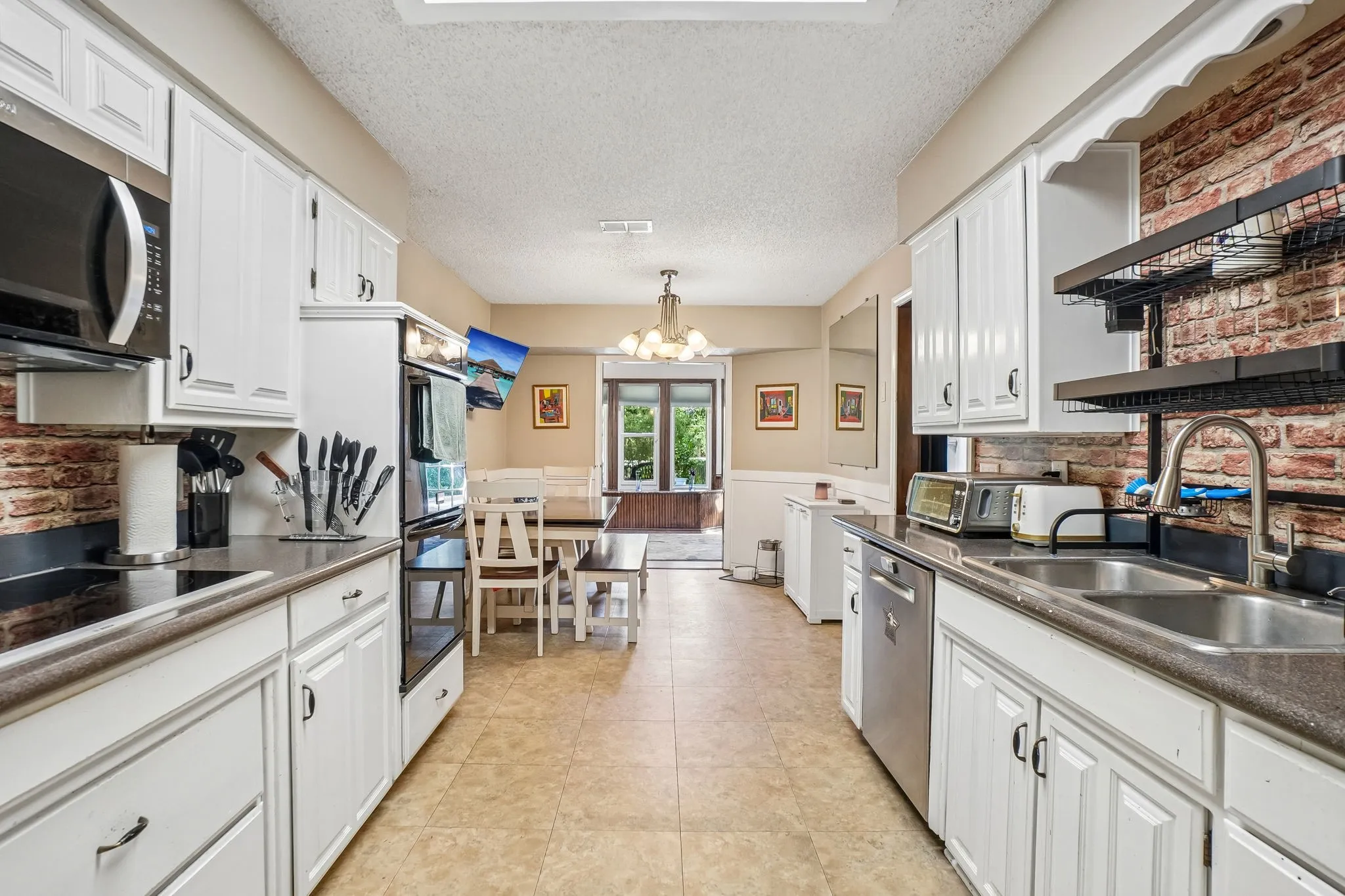 Single Family Residence For Sale in Tarrant County , 6102 Waterview Drive, Arlington, Texas 76016, 4 Bedroom, 3 Bathroom, 2 Garage spaces, 2,761 Sqft, built in 1978, mls#21311516, Real Estate Agent in Arlington, Homes For Sale in Tarrant county, Homes For Sale in Arlington, Realtor in Arlington Texas, Real Estate Brokerage Independent Realty Texas, Luminita Cordes Realtor