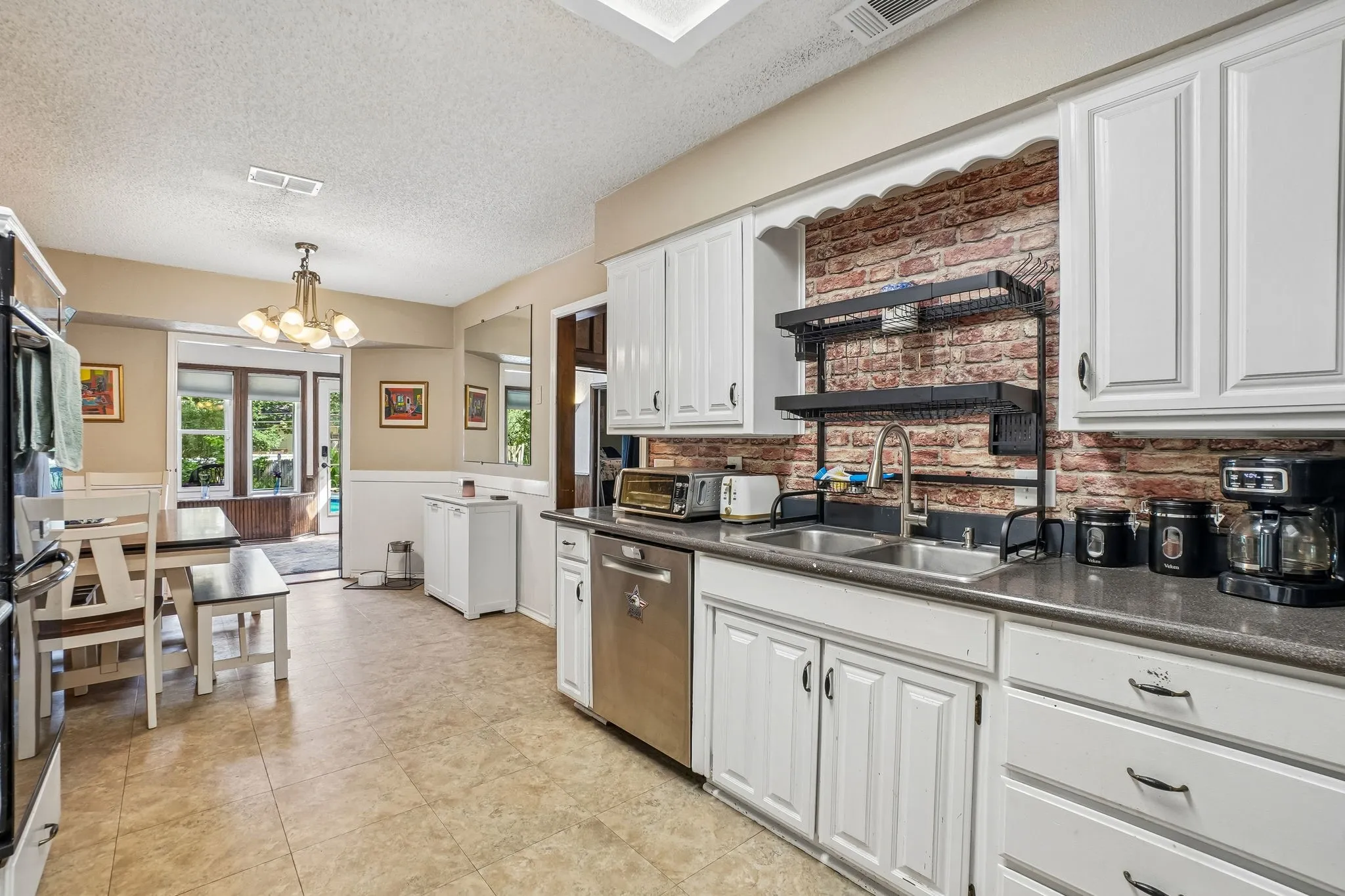 Single Family Residence For Sale in Tarrant County , 6102 Waterview Drive, Arlington, Texas 76016, 4 Bedroom, 3 Bathroom, 2 Garage spaces, 2,761 Sqft, built in 1978, mls#21311516, Real Estate Agent in Arlington, Homes For Sale in Tarrant county, Homes For Sale in Arlington, Realtor in Arlington Texas, Real Estate Brokerage Independent Realty Texas, Luminita Cordes Realtor