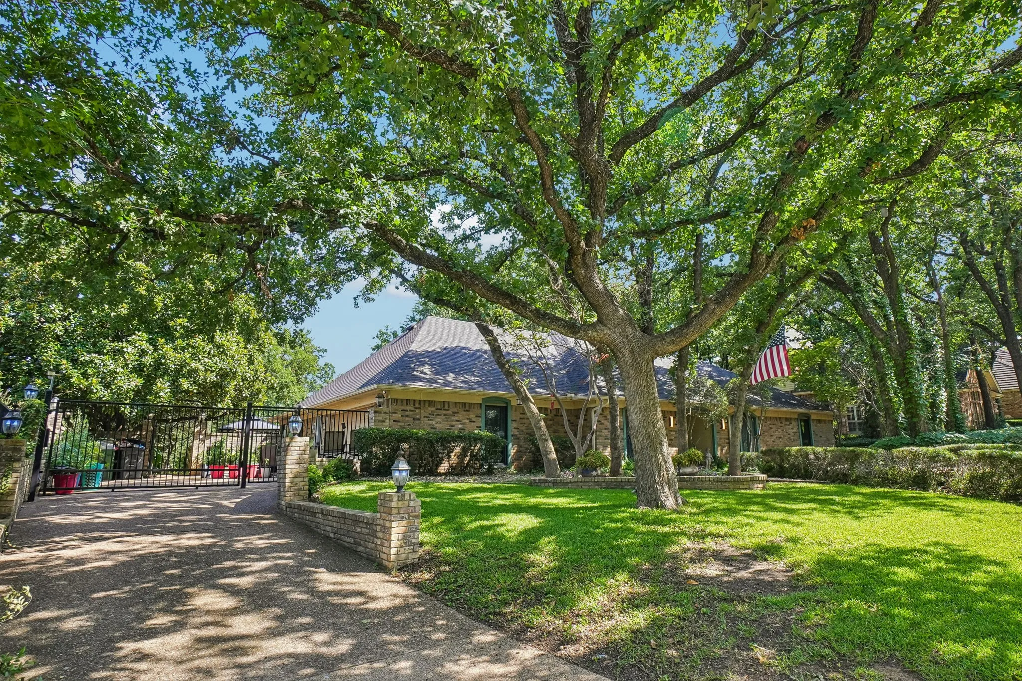 Single Family Residence For Sale in Tarrant County , 6102 Waterview Drive, Arlington, Texas 76016, 4 Bedroom, 3 Bathroom, 2 Garage spaces, 2,761 Sqft, built in 1978, mls#21311516, Real Estate Agent in Arlington, Homes For Sale in Tarrant county, Homes For Sale in Arlington, Realtor in Arlington Texas, Real Estate Brokerage Independent Realty Texas, Luminita Cordes Realtor