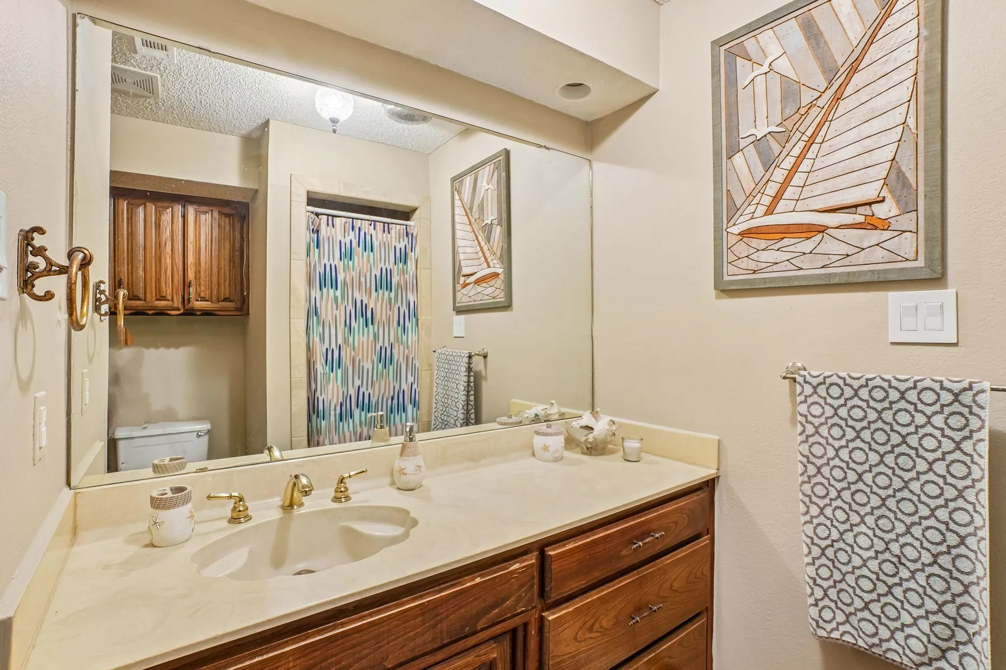 Single Family Residence For Sale in Tarrant County , 6102 Waterview Drive, Arlington, Texas 76016, 4 Bedroom, 3 Bathroom, 2 Garage spaces, 2,761 Sqft, built in 1978, mls#21311516, Real Estate Agent in Arlington, Homes For Sale in Tarrant county, Homes For Sale in Arlington, Realtor in Arlington Texas, Real Estate Brokerage Independent Realty Texas, Luminita Cordes Realtor