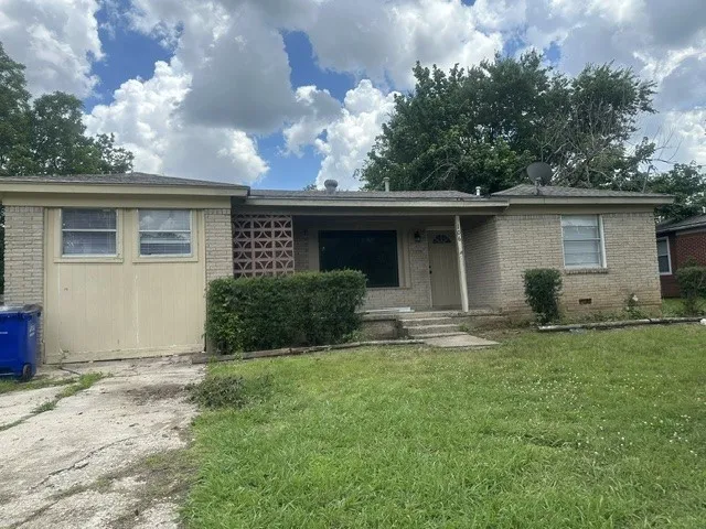 Single Family Residence For Sale in Grayson County , 106 Tipton Street, Whitesboro, Texas 76273, 3 Bedroom, 1 Bathroom, Garage spaces, 1,435 Sqft, built in 1968, mls#21313582, Real Estate Agent in Whitesboro, Homes For Sale in Grayson county, Homes For Sale in Whitesboro, Realtor in Whitesboro Texas, Real Estate Brokerage Independent Realty Texas, Luminita Cordes Realtor