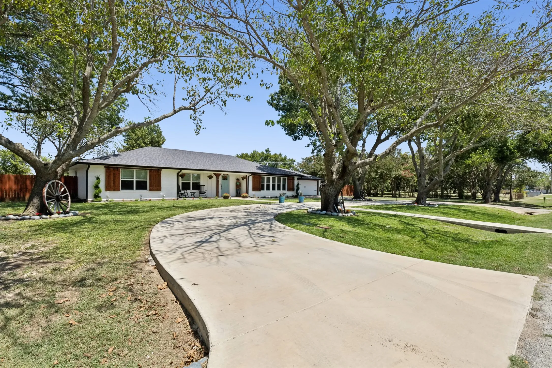 Single Family Residence For Sale in Johnson County , 304 W Links Drive, Godley, Texas 76044, 3 Bedroom, 2 Bathroom, 2 Garage spaces, 2,350 Sqft, built in 1966, mls#21311983, Real Estate Agent in Godley, Homes For Sale in Johnson county, Homes For Sale in Godley, Realtor in Godley Texas, Real Estate Brokerage Independent Realty Texas, Luminita Cordes Realtor
