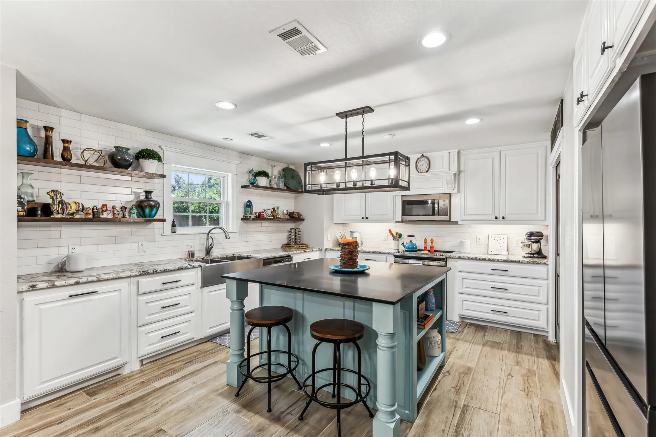 Single Family Residence For Sale in Johnson County , 304 W Links Drive, Godley, Texas 76044, 3 Bedroom, 2 Bathroom, 2 Garage spaces, 2,350 Sqft, built in 1966, mls#21311983, Real Estate Agent in Godley, Homes For Sale in Johnson county, Homes For Sale in Godley, Realtor in Godley Texas, Real Estate Brokerage Independent Realty Texas, Luminita Cordes Realtor