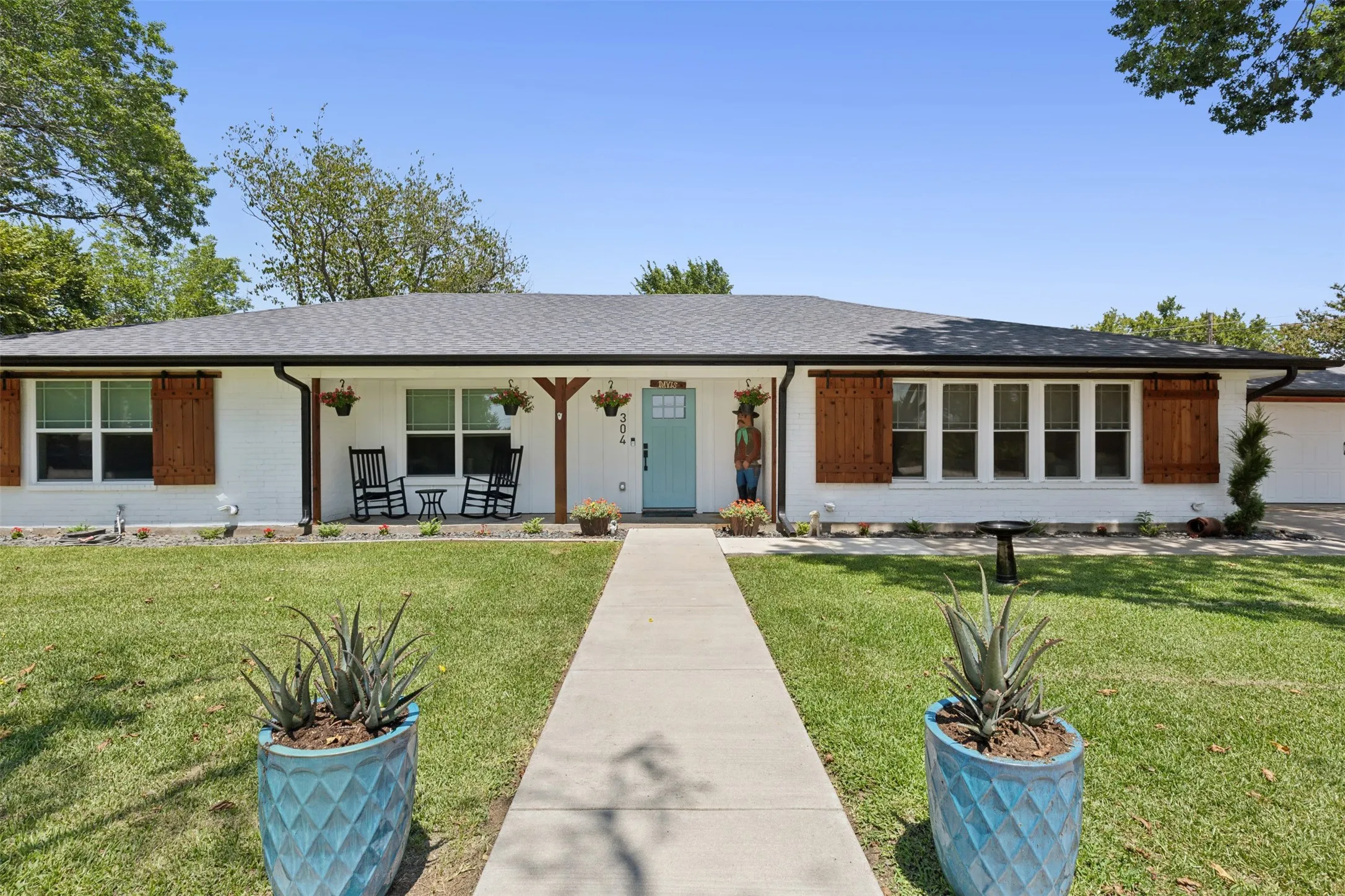 Single Family Residence For Sale in Johnson County , 304 W Links Drive, Godley, Texas 76044, 3 Bedroom, 2 Bathroom, 2 Garage spaces, 2,350 Sqft, built in 1966, mls#21311983, Real Estate Agent in Godley, Homes For Sale in Johnson county, Homes For Sale in Godley, Realtor in Godley Texas, Real Estate Brokerage Independent Realty Texas, Luminita Cordes Realtor