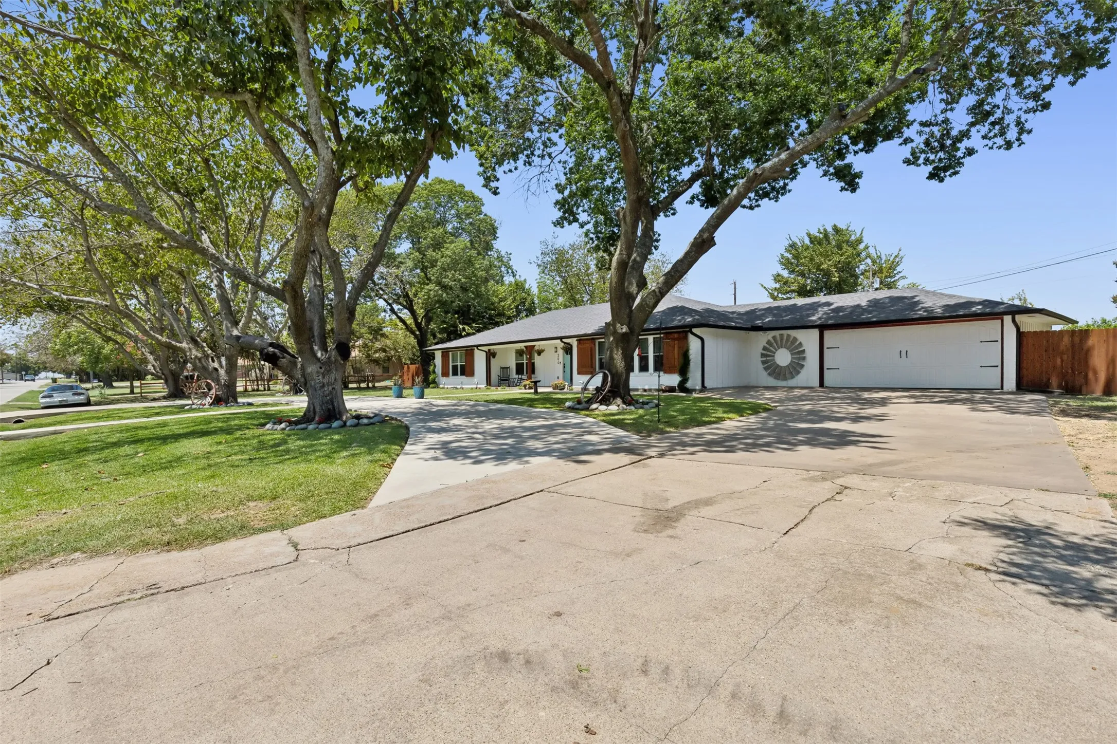 Single Family Residence For Sale in Johnson County , 304 W Links Drive, Godley, Texas 76044, 3 Bedroom, 2 Bathroom, 2 Garage spaces, 2,350 Sqft, built in 1966, mls#21311983, Real Estate Agent in Godley, Homes For Sale in Johnson county, Homes For Sale in Godley, Realtor in Godley Texas, Real Estate Brokerage Independent Realty Texas, Luminita Cordes Realtor