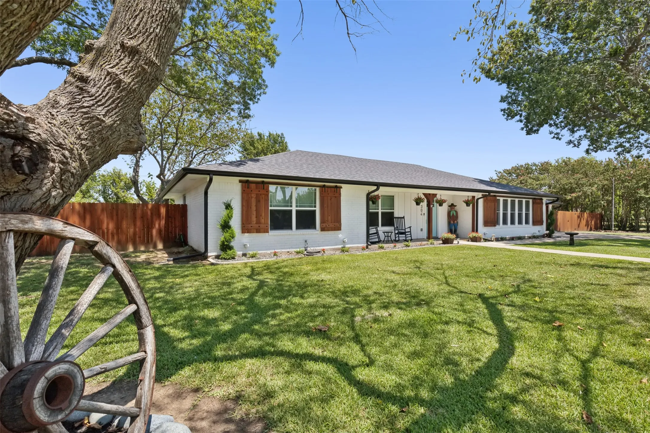 Single Family Residence For Sale in Johnson County , 304 W Links Drive, Godley, Texas 76044, 3 Bedroom, 2 Bathroom, 2 Garage spaces, 2,350 Sqft, built in 1966, mls#21311983, Real Estate Agent in Godley, Homes For Sale in Johnson county, Homes For Sale in Godley, Realtor in Godley Texas, Real Estate Brokerage Independent Realty Texas, Luminita Cordes Realtor