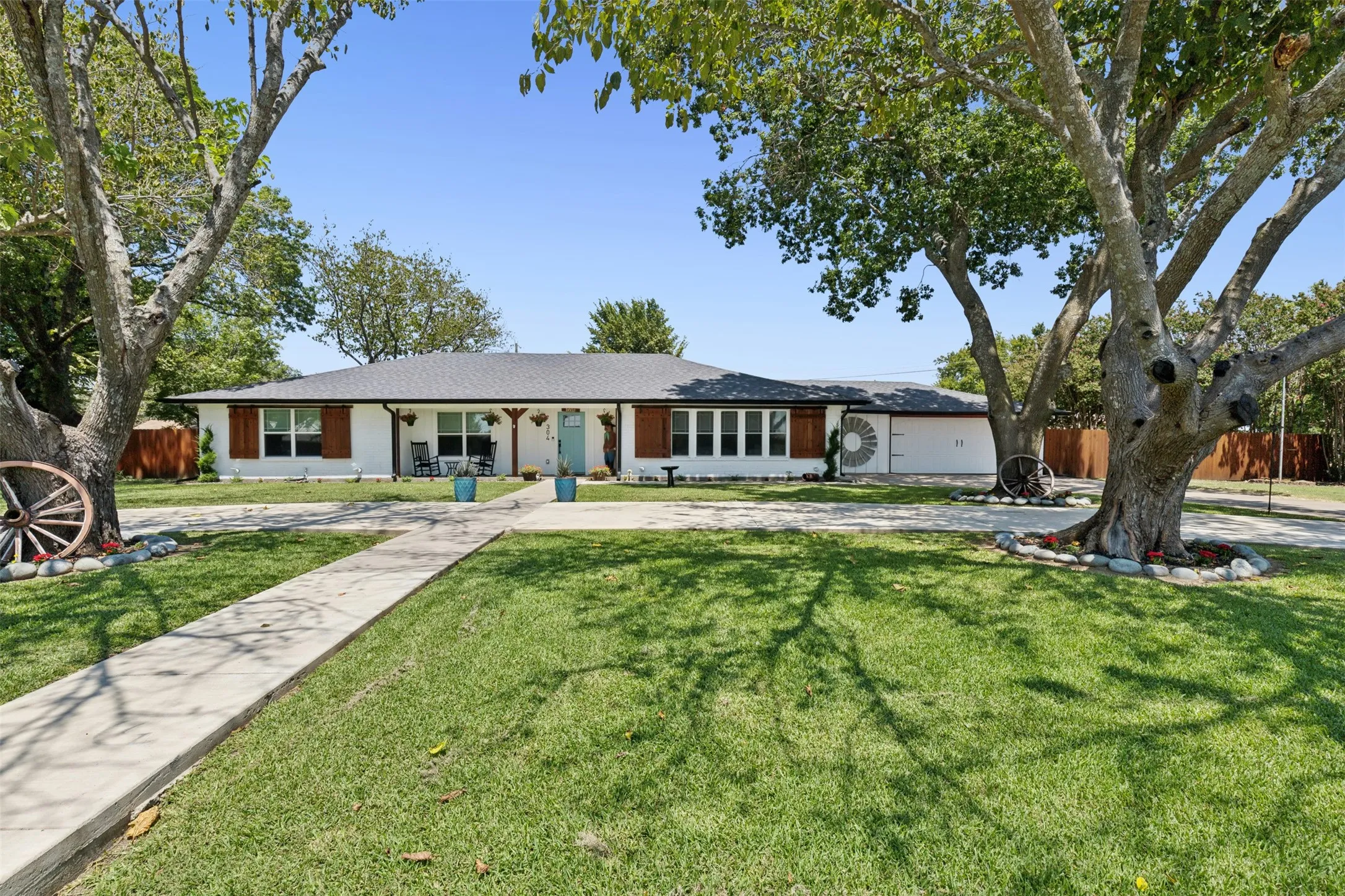 Single Family Residence For Sale in Johnson County , 304 W Links Drive, Godley, Texas 76044, 3 Bedroom, 2 Bathroom, 2 Garage spaces, 2,350 Sqft, built in 1966, mls#21311983, Real Estate Agent in Godley, Homes For Sale in Johnson county, Homes For Sale in Godley, Realtor in Godley Texas, Real Estate Brokerage Independent Realty Texas, Luminita Cordes Realtor