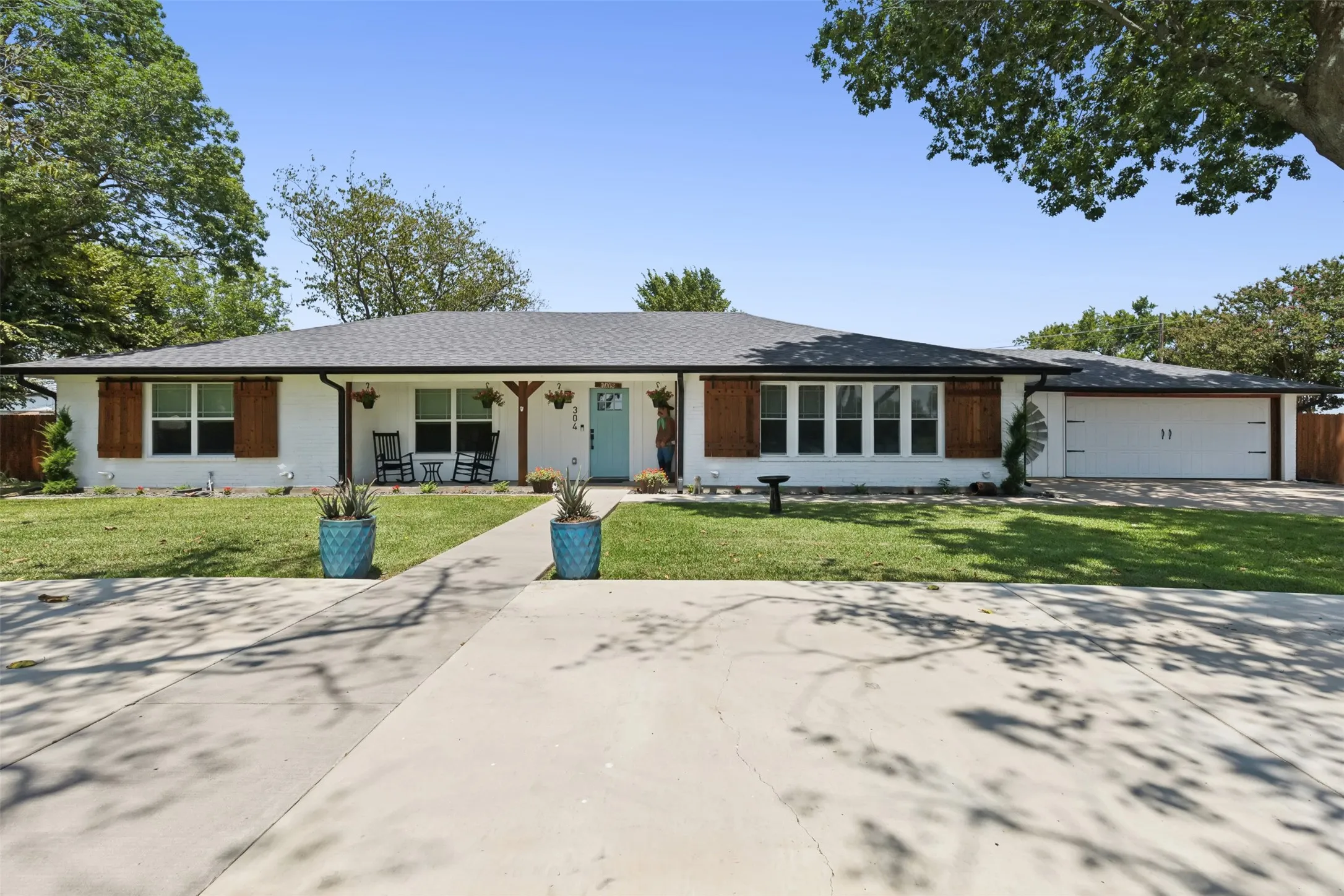 Single Family Residence For Sale in Johnson County , 304 W Links Drive, Godley, Texas 76044, 3 Bedroom, 2 Bathroom, 2 Garage spaces, 2,350 Sqft, built in 1966, mls#21311983, Real Estate Agent in Godley, Homes For Sale in Johnson county, Homes For Sale in Godley, Realtor in Godley Texas, Real Estate Brokerage Independent Realty Texas, Luminita Cordes Realtor