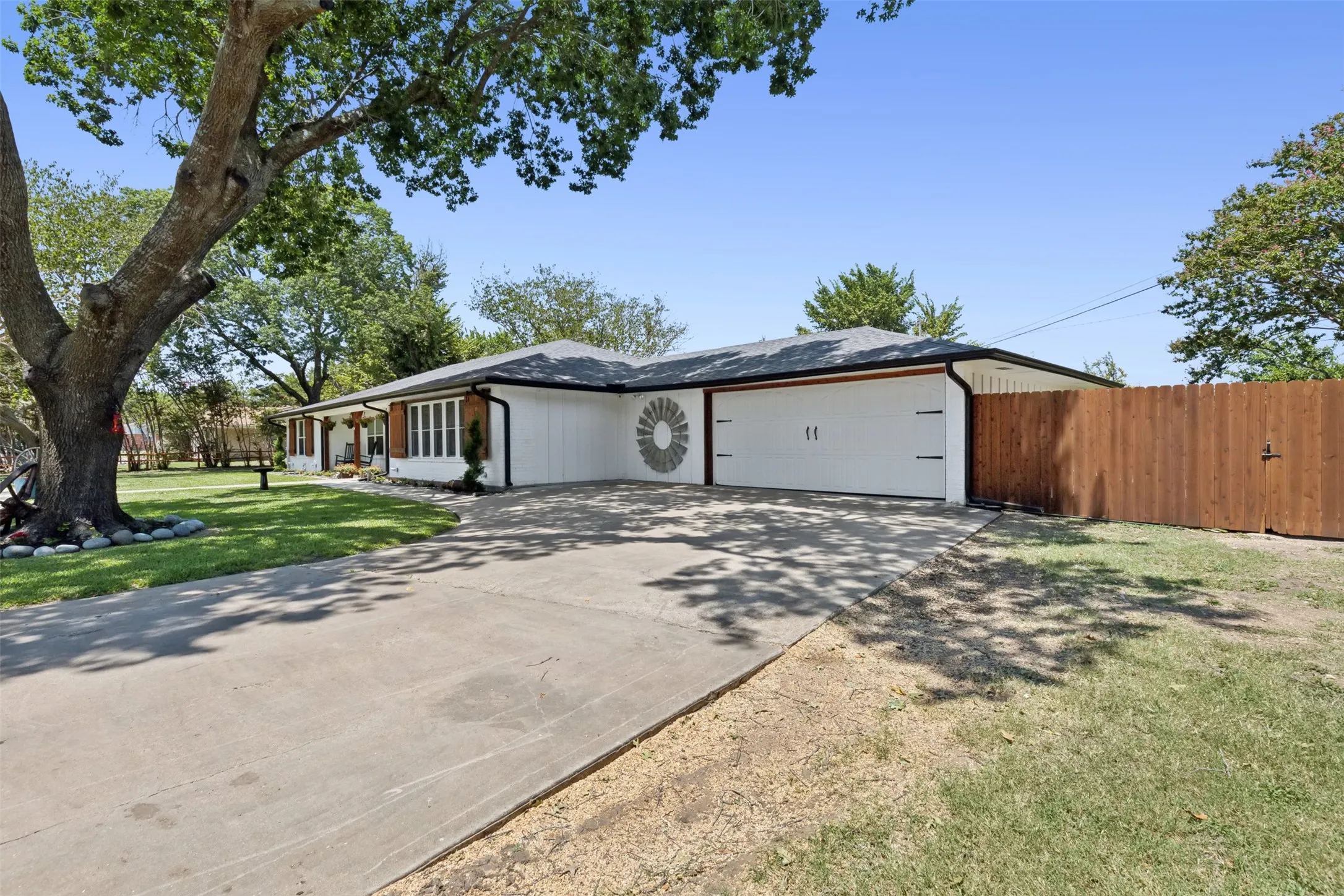Single Family Residence For Sale in Johnson County , 304 W Links Drive, Godley, Texas 76044, 3 Bedroom, 2 Bathroom, 2 Garage spaces, 2,350 Sqft, built in 1966, mls#21311983, Real Estate Agent in Godley, Homes For Sale in Johnson county, Homes For Sale in Godley, Realtor in Godley Texas, Real Estate Brokerage Independent Realty Texas, Luminita Cordes Realtor