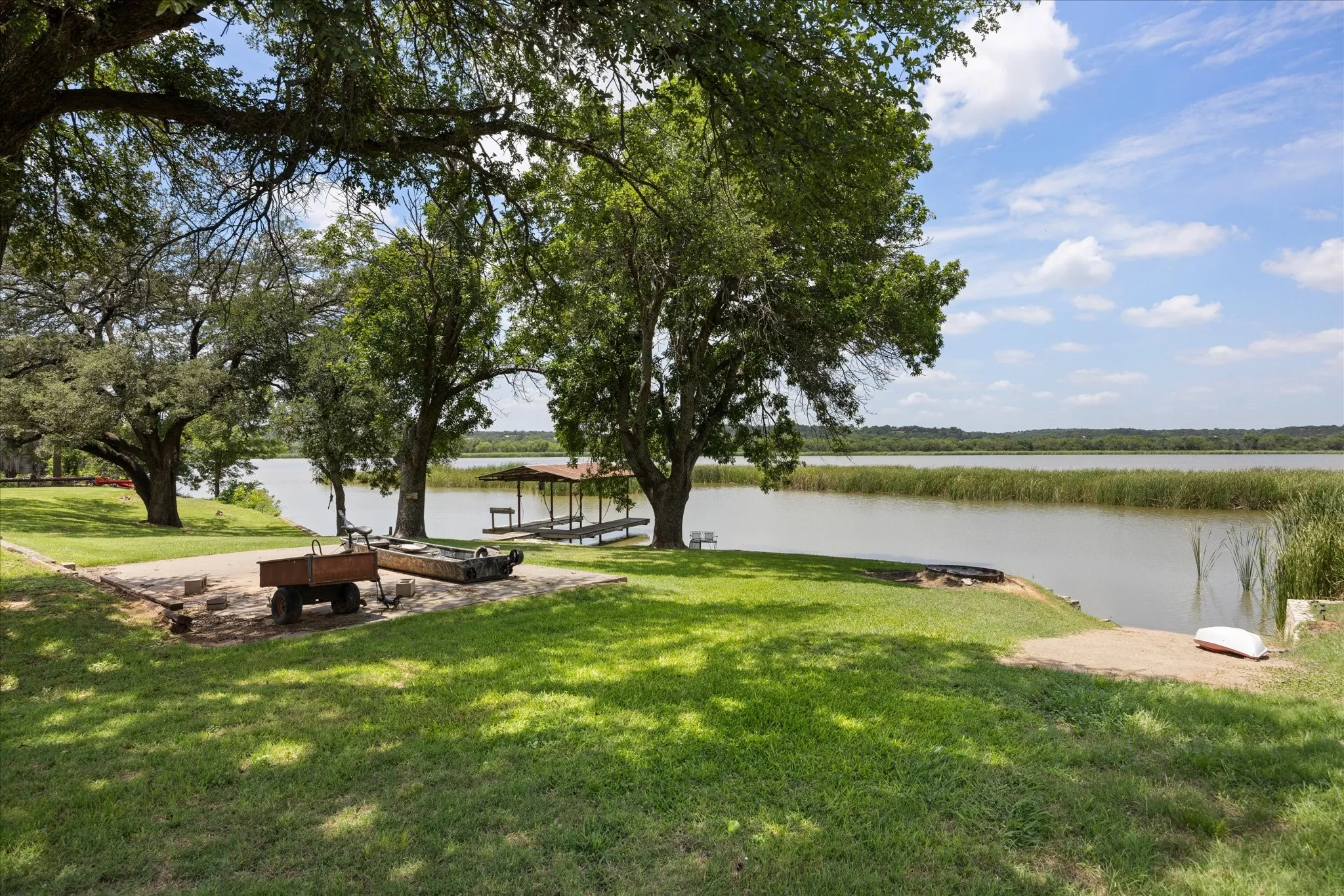 Single Family Residence For Sale in Hood County , 2022 Long Creek Court, Granbury, Texas 76049, 3 Bedroom, 2 Bathroom, Garage spaces, 1,456 Sqft, built in 1998, mls#21313562, Real Estate Agent in Granbury, Homes For Sale in Hood county, Homes For Sale in Granbury, Realtor in Granbury Texas, Real Estate Brokerage Independent Realty Texas, Luminita Cordes Realtor