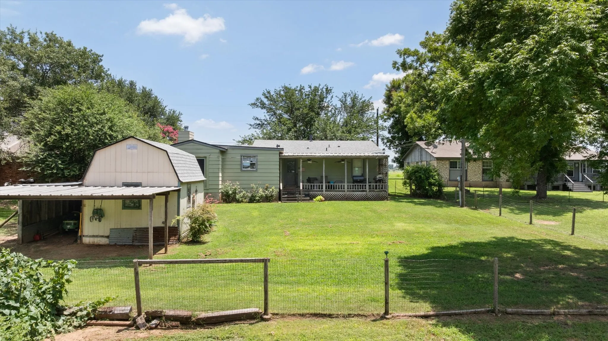Single Family Residence For Sale in Hood County , 2022 Long Creek Court, Granbury, Texas 76049, 3 Bedroom, 2 Bathroom, Garage spaces, 1,456 Sqft, built in 1998, mls#21313562, Real Estate Agent in Granbury, Homes For Sale in Hood county, Homes For Sale in Granbury, Realtor in Granbury Texas, Real Estate Brokerage Independent Realty Texas, Luminita Cordes Realtor
