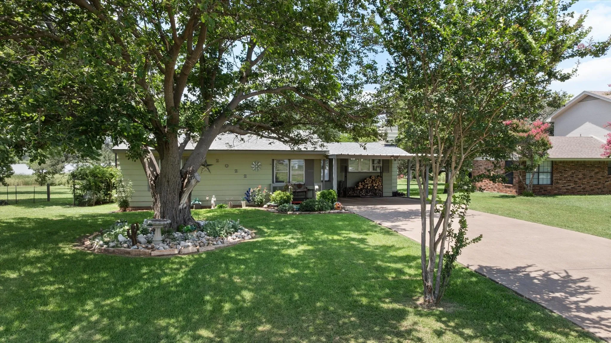 Single Family Residence For Sale in Hood County , 2022 Long Creek Court, Granbury, Texas 76049, 3 Bedroom, 2 Bathroom, Garage spaces, 1,456 Sqft, built in 1998, mls#21313562, Real Estate Agent in Granbury, Homes For Sale in Hood county, Homes For Sale in Granbury, Realtor in Granbury Texas, Real Estate Brokerage Independent Realty Texas, Luminita Cordes Realtor