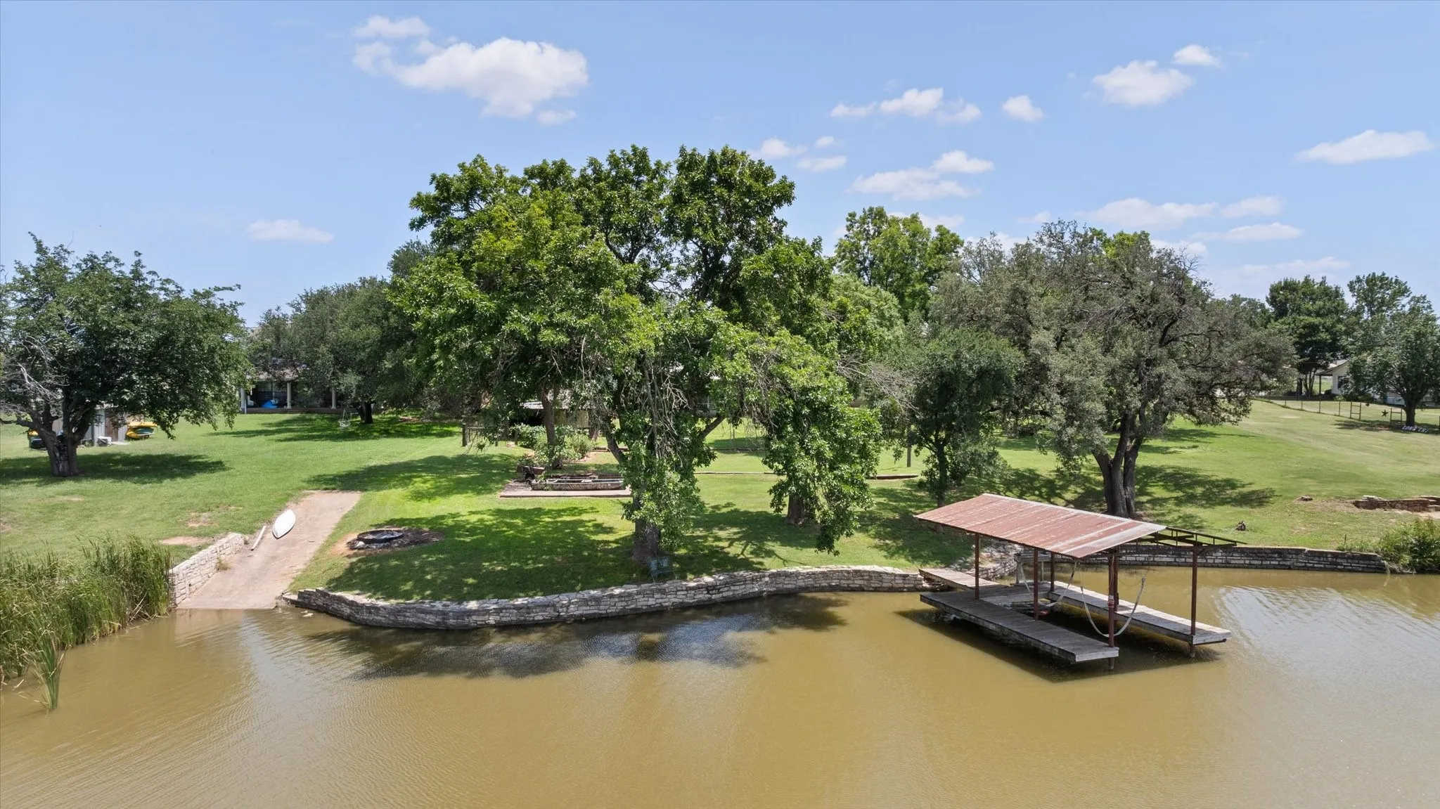 Single Family Residence For Sale in Hood County , 2022 Long Creek Court, Granbury, Texas 76049, 3 Bedroom, 2 Bathroom, Garage spaces, 1,456 Sqft, built in 1998, mls#21313562, Real Estate Agent in Granbury, Homes For Sale in Hood county, Homes For Sale in Granbury, Realtor in Granbury Texas, Real Estate Brokerage Independent Realty Texas, Luminita Cordes Realtor
