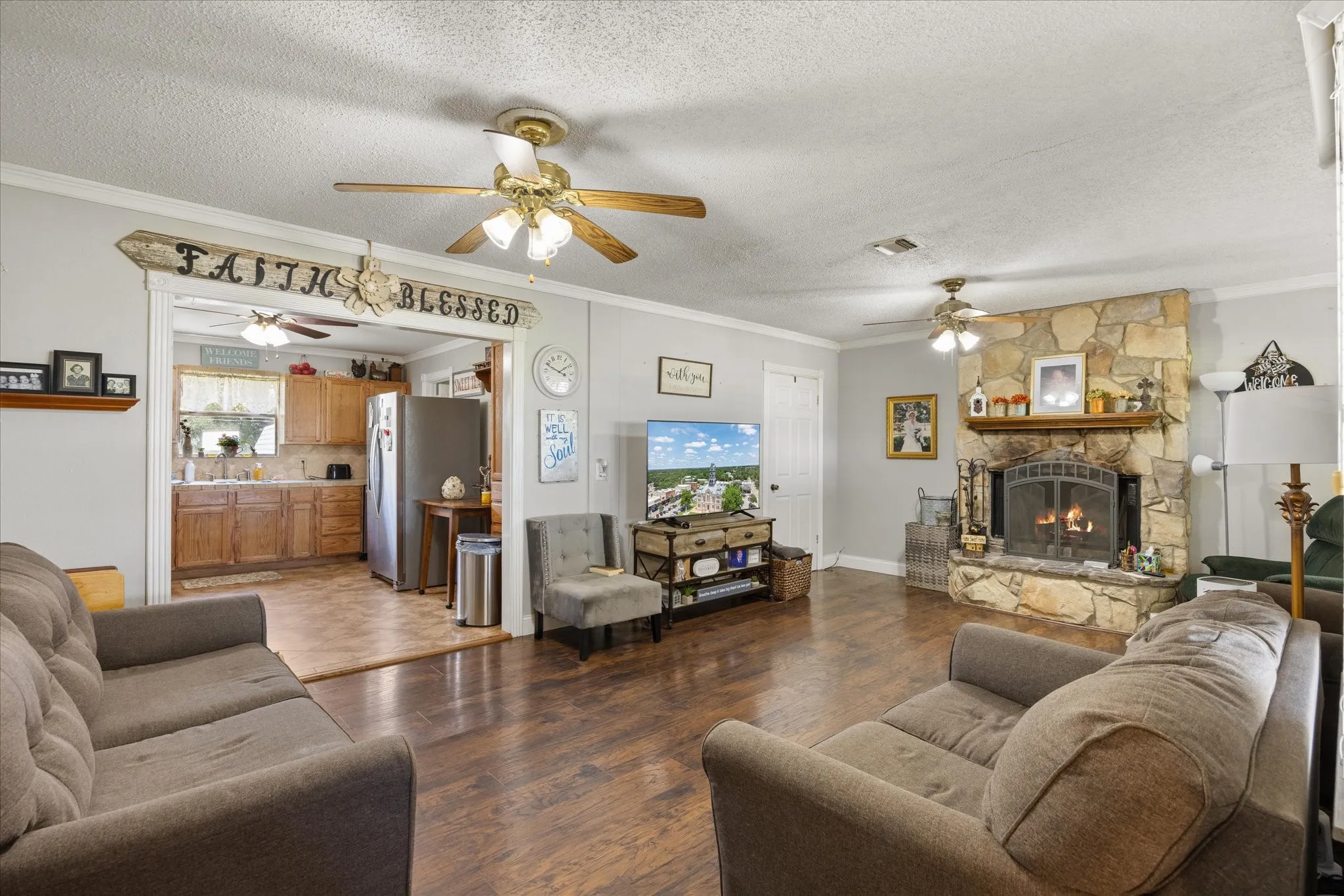 Single Family Residence For Sale in Hood County , 2022 Long Creek Court, Granbury, Texas 76049, 3 Bedroom, 2 Bathroom, Garage spaces, 1,456 Sqft, built in 1998, mls#21313562, Real Estate Agent in Granbury, Homes For Sale in Hood county, Homes For Sale in Granbury, Realtor in Granbury Texas, Real Estate Brokerage Independent Realty Texas, Luminita Cordes Realtor