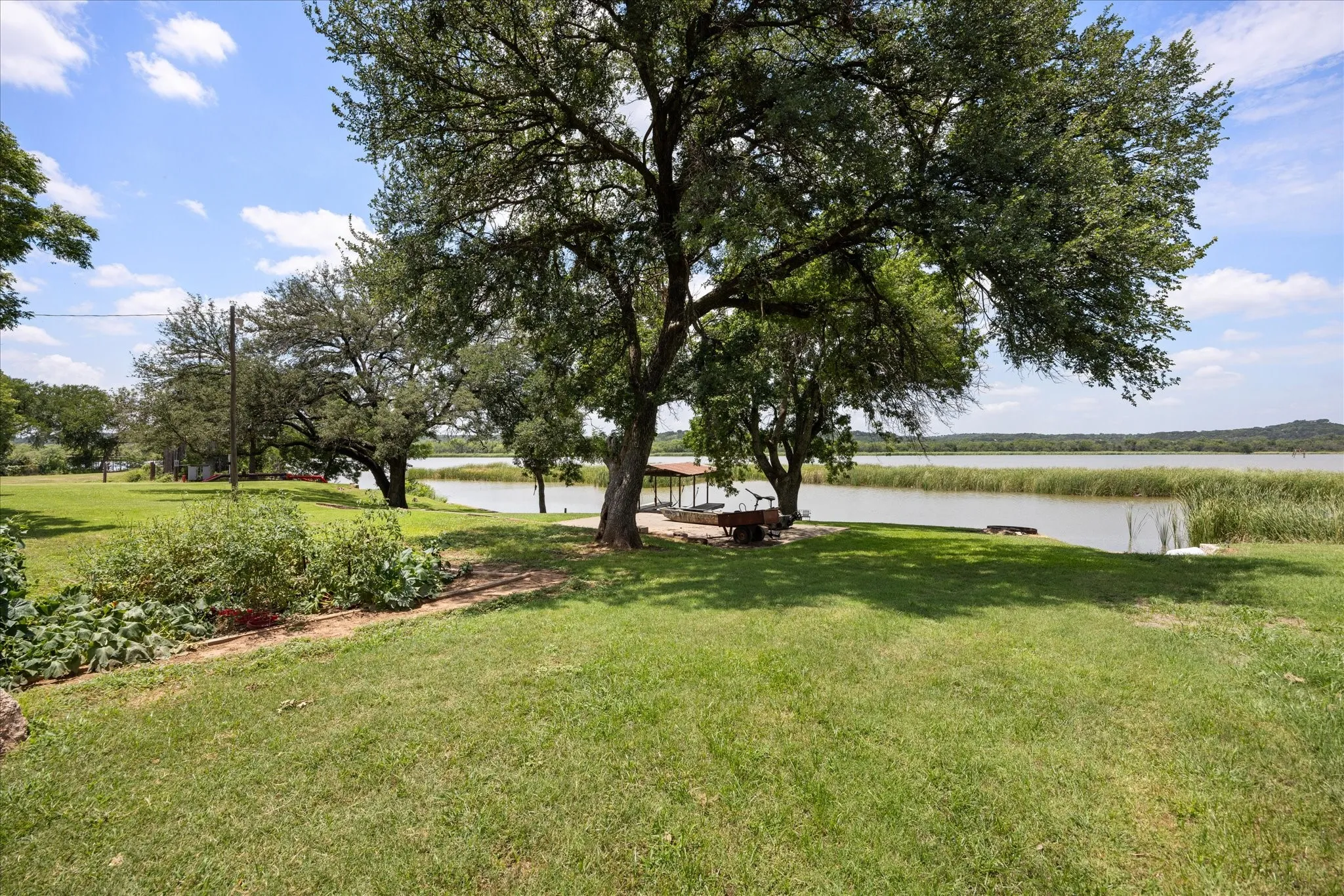 Single Family Residence For Sale in Hood County , 2022 Long Creek Court, Granbury, Texas 76049, 3 Bedroom, 2 Bathroom, Garage spaces, 1,456 Sqft, built in 1998, mls#21313562, Real Estate Agent in Granbury, Homes For Sale in Hood county, Homes For Sale in Granbury, Realtor in Granbury Texas, Real Estate Brokerage Independent Realty Texas, Luminita Cordes Realtor
