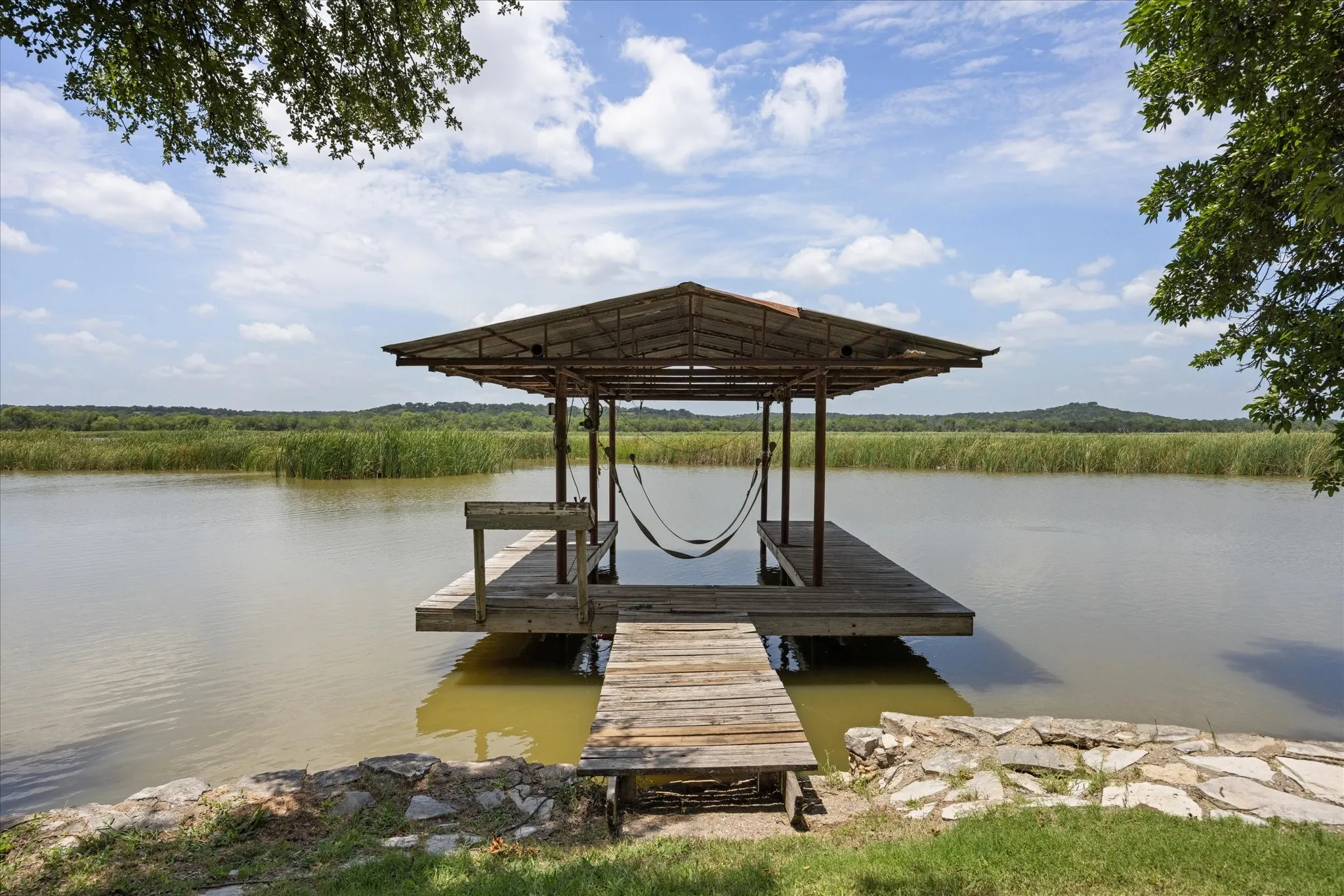 Single Family Residence For Sale in Hood County , 2022 Long Creek Court, Granbury, Texas 76049, 3 Bedroom, 2 Bathroom, Garage spaces, 1,456 Sqft, built in 1998, mls#21313562, Real Estate Agent in Granbury, Homes For Sale in Hood county, Homes For Sale in Granbury, Realtor in Granbury Texas, Real Estate Brokerage Independent Realty Texas, Luminita Cordes Realtor