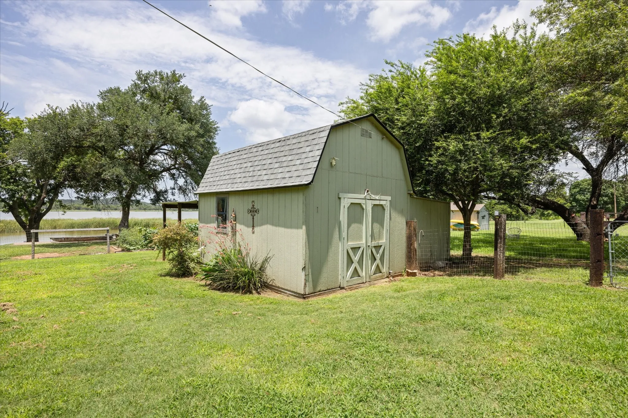 Single Family Residence For Sale in Hood County , 2022 Long Creek Court, Granbury, Texas 76049, 3 Bedroom, 2 Bathroom, Garage spaces, 1,456 Sqft, built in 1998, mls#21313562, Real Estate Agent in Granbury, Homes For Sale in Hood county, Homes For Sale in Granbury, Realtor in Granbury Texas, Real Estate Brokerage Independent Realty Texas, Luminita Cordes Realtor