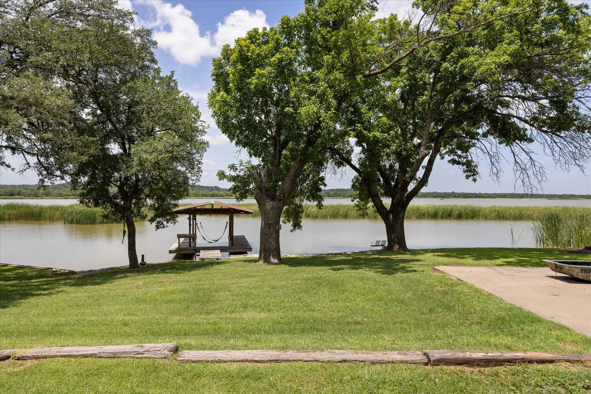 Single Family Residence For Sale in Hood County , 2022 Long Creek Court, Granbury, Texas 76049, 3 Bedroom, 2 Bathroom, Garage spaces, 1,456 Sqft, built in 1998, mls#21313562, Real Estate Agent in Granbury, Homes For Sale in Hood county, Homes For Sale in Granbury, Realtor in Granbury Texas, Real Estate Brokerage Independent Realty Texas, Luminita Cordes Realtor