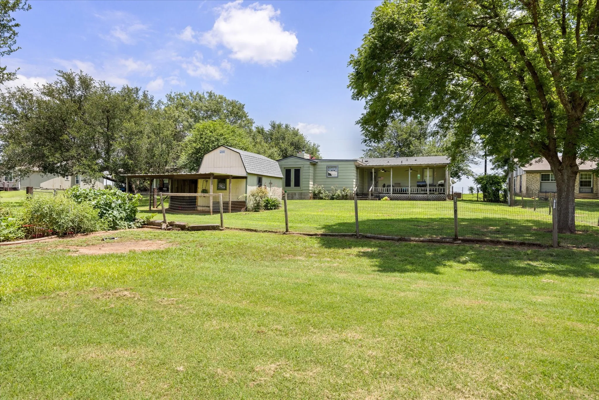 Single Family Residence For Sale in Hood County , 2022 Long Creek Court, Granbury, Texas 76049, 3 Bedroom, 2 Bathroom, Garage spaces, 1,456 Sqft, built in 1998, mls#21313562, Real Estate Agent in Granbury, Homes For Sale in Hood county, Homes For Sale in Granbury, Realtor in Granbury Texas, Real Estate Brokerage Independent Realty Texas, Luminita Cordes Realtor