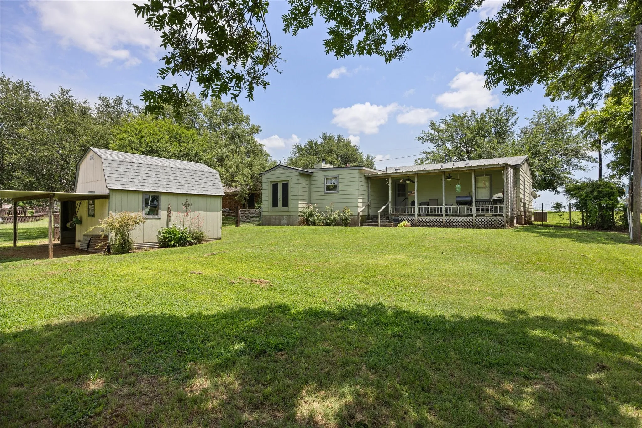 Single Family Residence For Sale in Hood County , 2022 Long Creek Court, Granbury, Texas 76049, 3 Bedroom, 2 Bathroom, Garage spaces, 1,456 Sqft, built in 1998, mls#21313562, Real Estate Agent in Granbury, Homes For Sale in Hood county, Homes For Sale in Granbury, Realtor in Granbury Texas, Real Estate Brokerage Independent Realty Texas, Luminita Cordes Realtor