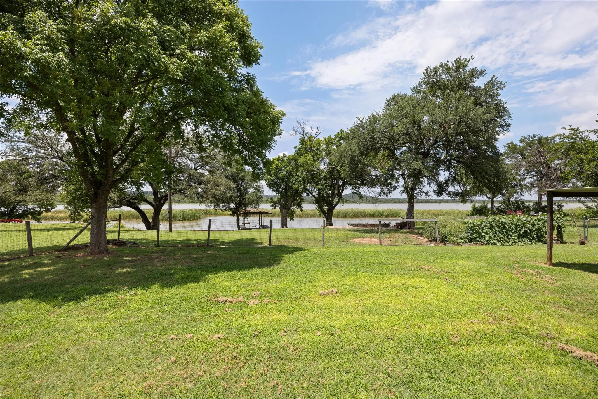 Single Family Residence For Sale in Hood County , 2022 Long Creek Court, Granbury, Texas 76049, 3 Bedroom, 2 Bathroom, Garage spaces, 1,456 Sqft, built in 1998, mls#21313562, Real Estate Agent in Granbury, Homes For Sale in Hood county, Homes For Sale in Granbury, Realtor in Granbury Texas, Real Estate Brokerage Independent Realty Texas, Luminita Cordes Realtor