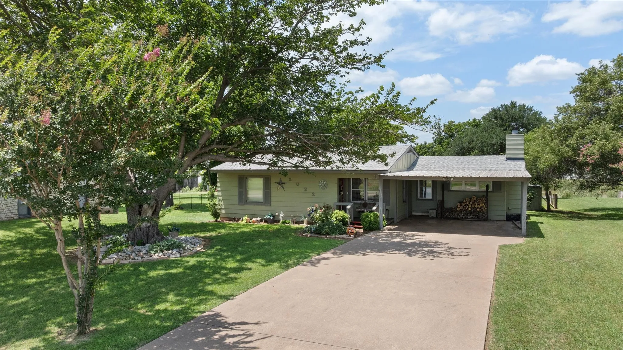 Single Family Residence For Sale in Hood County , 2022 Long Creek Court, Granbury, Texas 76049, 3 Bedroom, 2 Bathroom, Garage spaces, 1,456 Sqft, built in 1998, mls#21313562, Real Estate Agent in Granbury, Homes For Sale in Hood county, Homes For Sale in Granbury, Realtor in Granbury Texas, Real Estate Brokerage Independent Realty Texas, Luminita Cordes Realtor